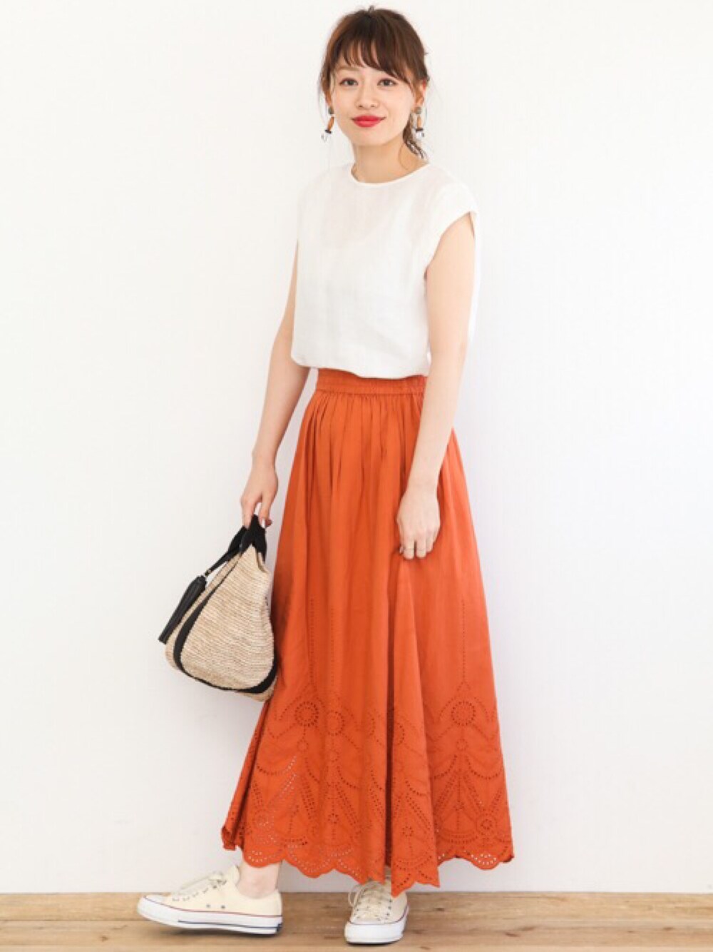 「URBAN RESEARCH、Sonny　Label、スカート、リゾートスタイル、夏コーデ」｜「URBAN RESEARCH Sonny Labelのカットワークギャザースカート（スカート、オレンジ系）」を使った、ympsanさん（レディース・163cm）の春コーディネートの1枚目の写真