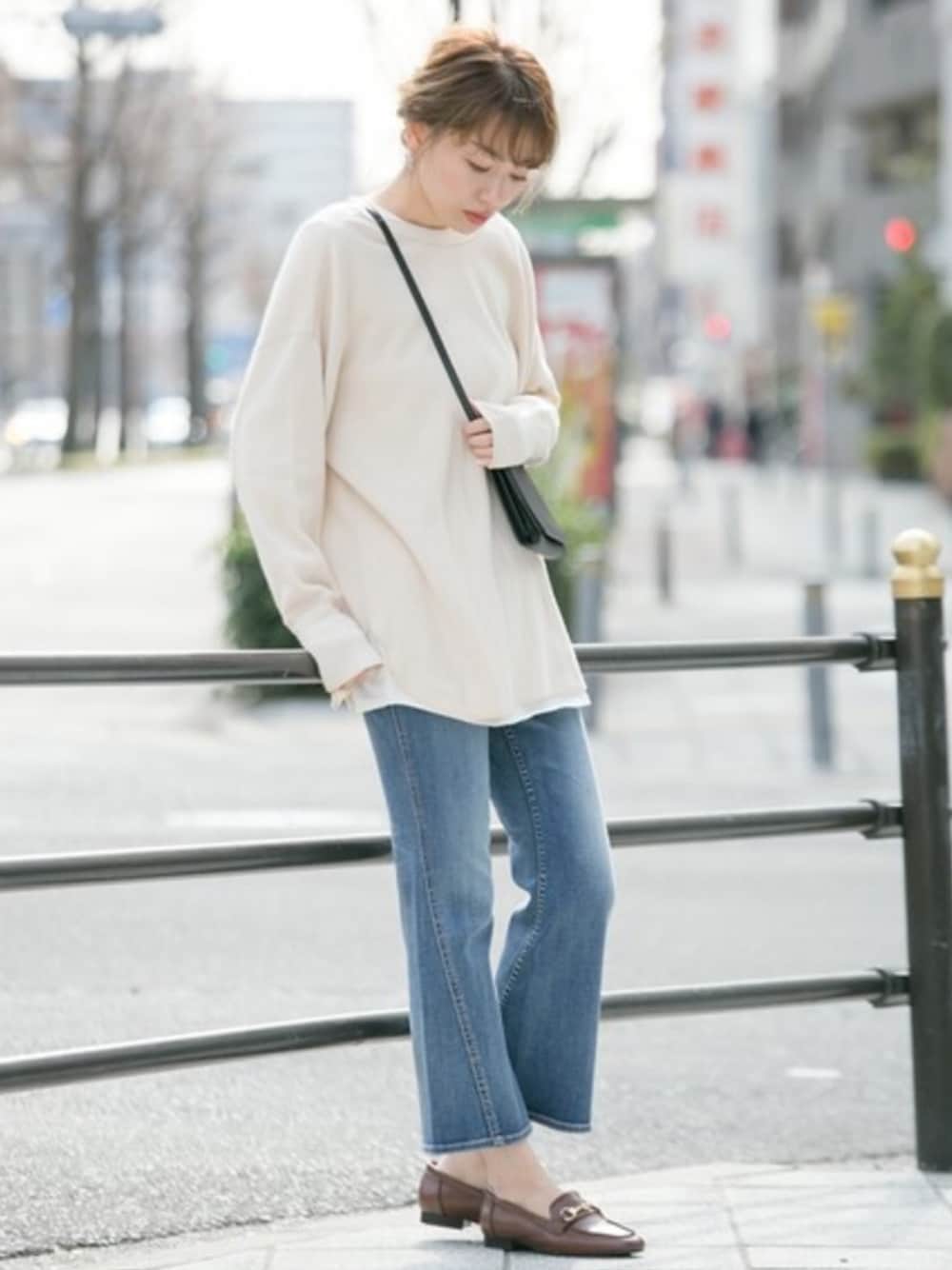 ホワイト系のTシャツ/カットソー、ブラック系のショルダーバッグ、ブラウン系のローファーを着用したレディースの春コーディネートの1枚目の写真