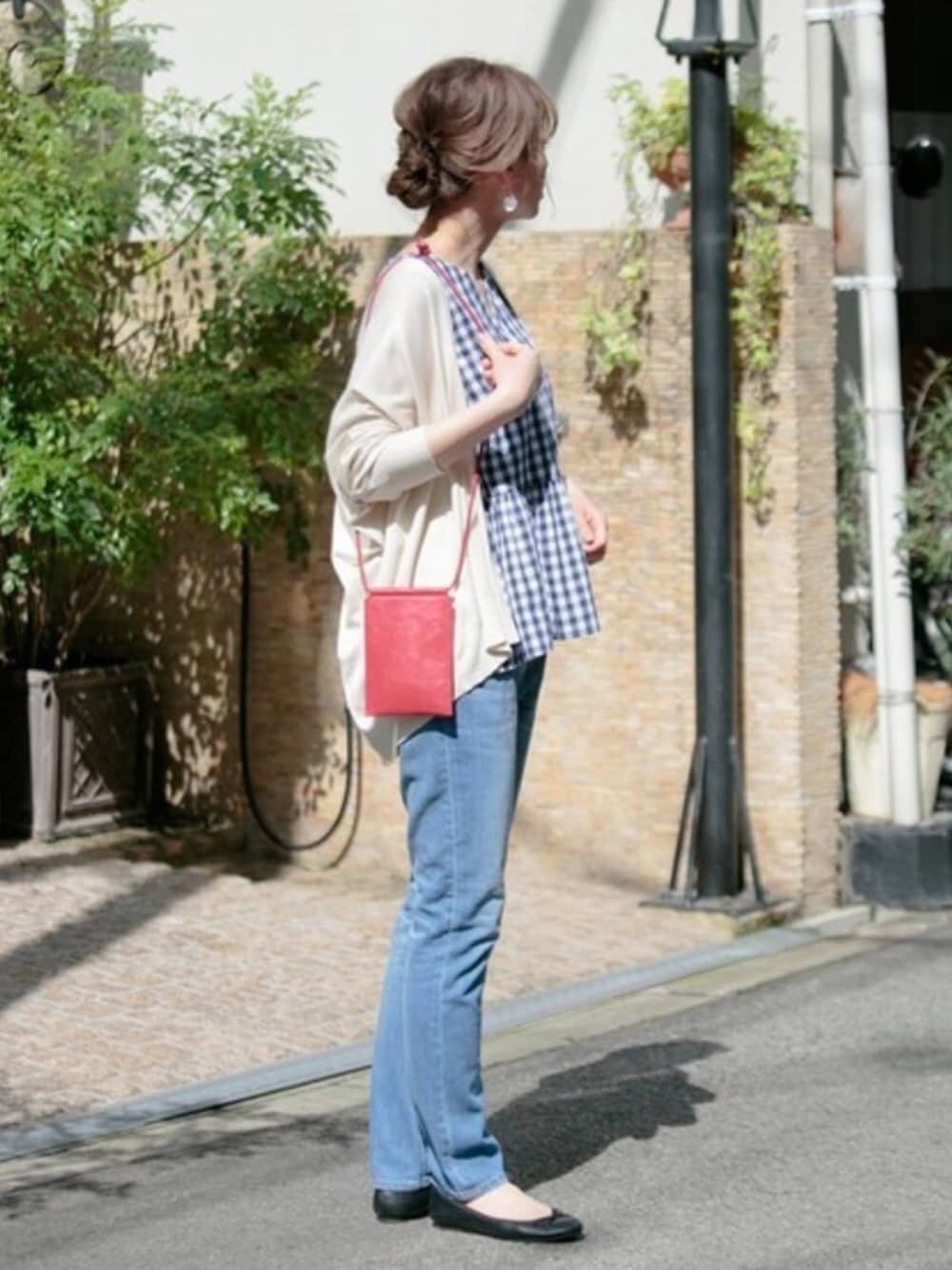 ベージュ系のカーディガン/ボレロ、その他のTシャツ/カットソー、レッド系のショルダーバッグを着用したレディースの春コーディネートの1枚目の写真