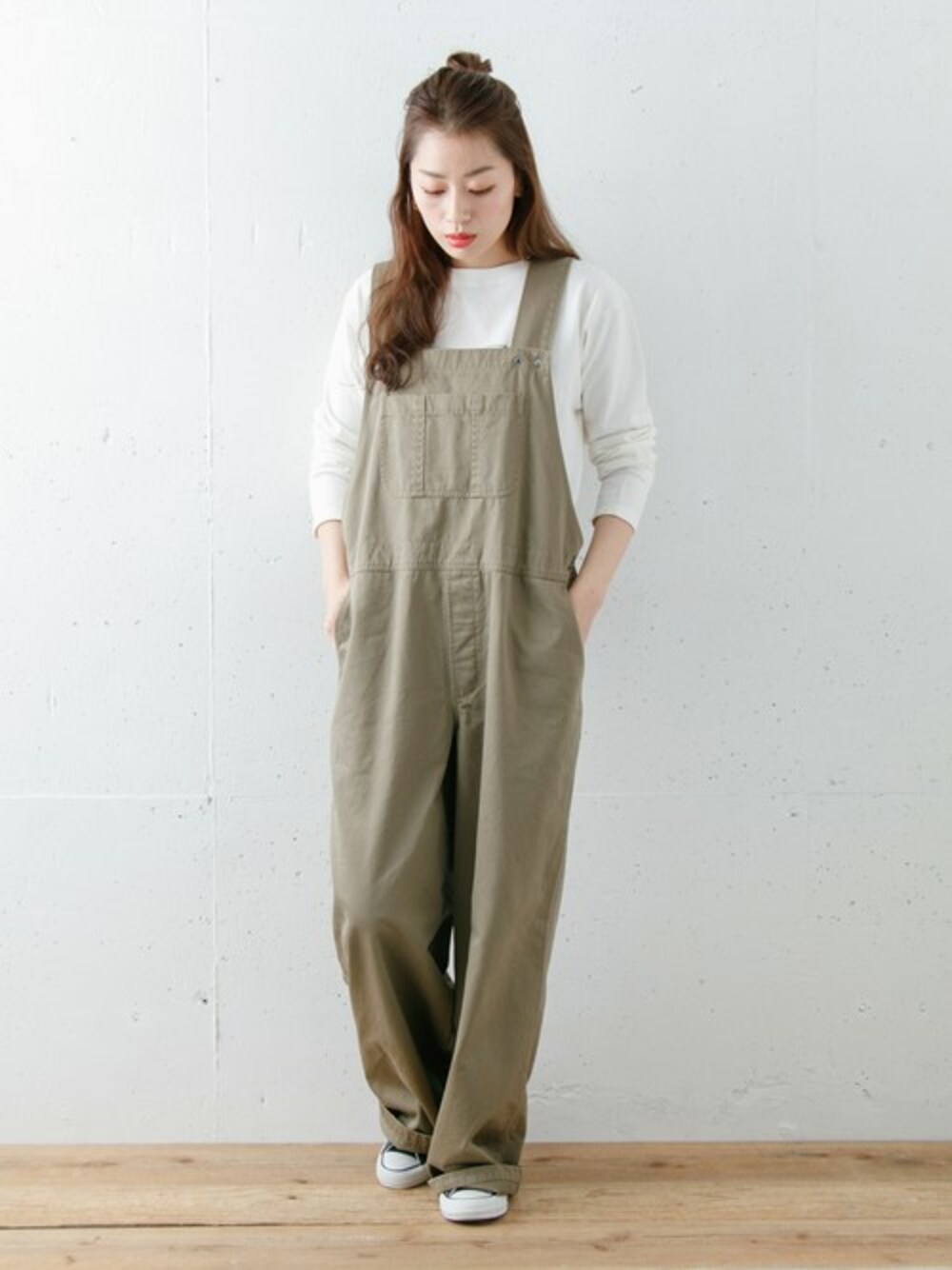 ベージュ系のサロペット/オーバーオール、その他のTシャツ/カットソー、ブラック系のスニーカーを着用したレディースの冬コーディネートの1枚目の写真