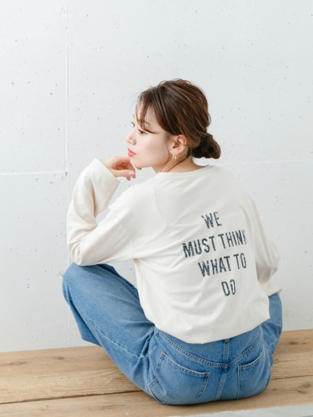 ベージュ系のTシャツ/カットソー、ブルー系のデニムパンツを着用したレディースの冬コーディネートの1枚目の写真