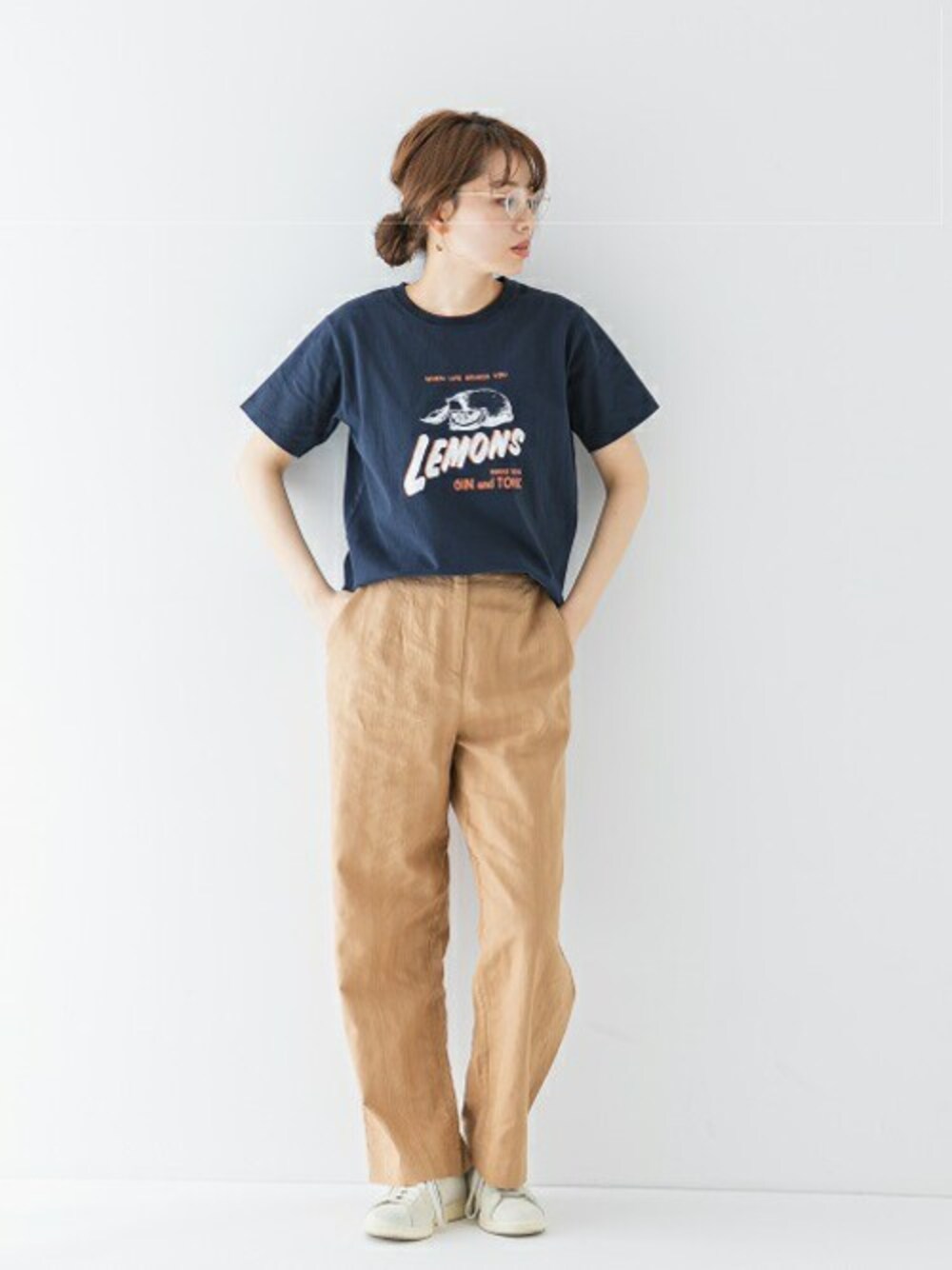 イエロー系のその他パンツ、ブルー系のTシャツ/カットソーを着用したレディースの春コーディネートの1枚目の写真