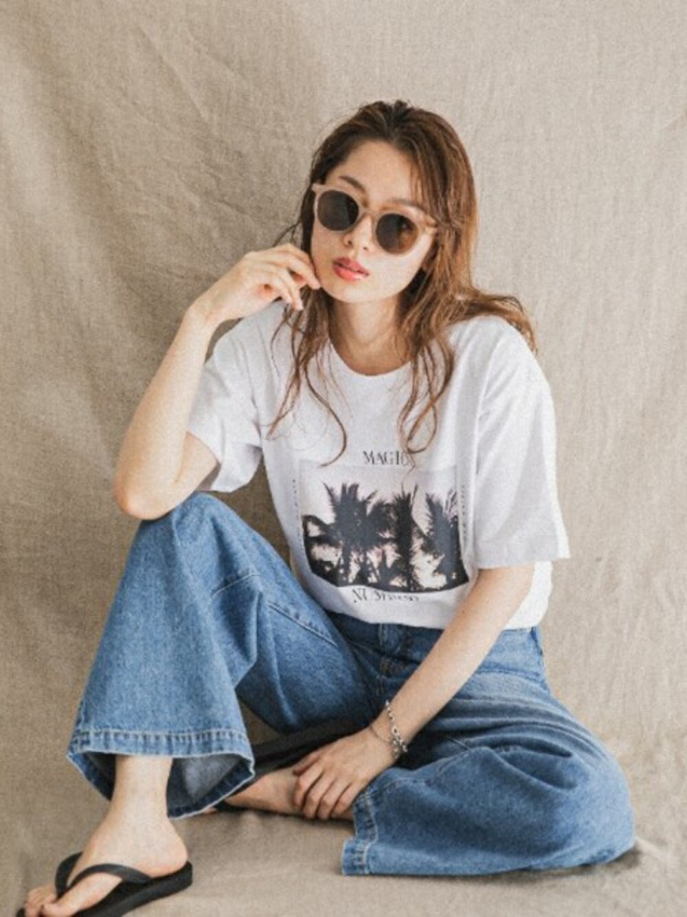 ホワイト系のTシャツ/カットソー、ブラック系のサンダルを着用したレディースの夏コーディネートの1枚目の写真
