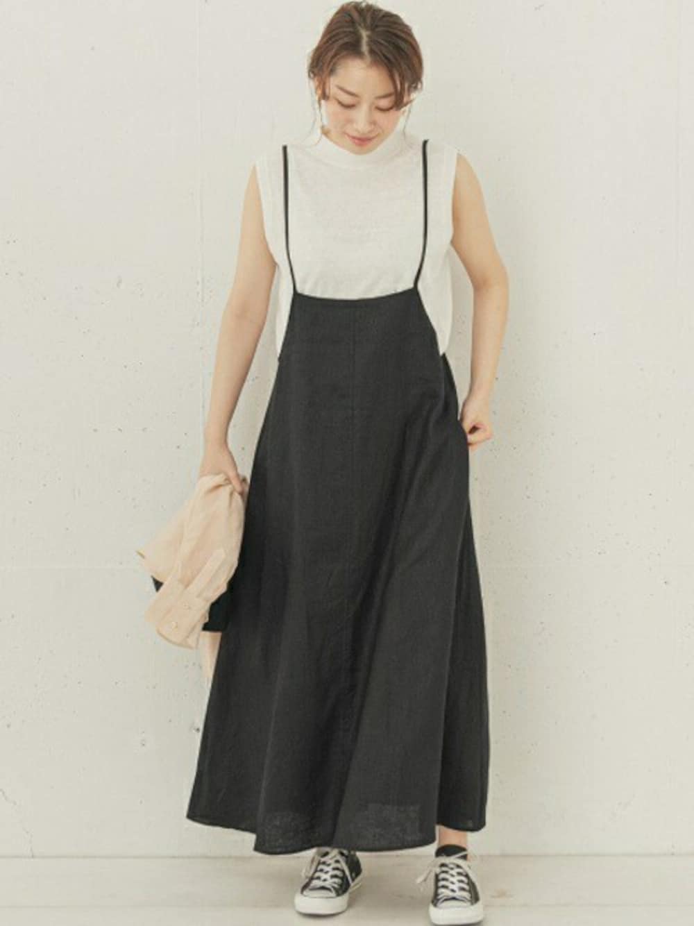 ブラック系のスカート、ブラック系のトートバッグ、ホワイト系のニット/セーターを着用したレディースの夏コーディネートの1枚目の写真