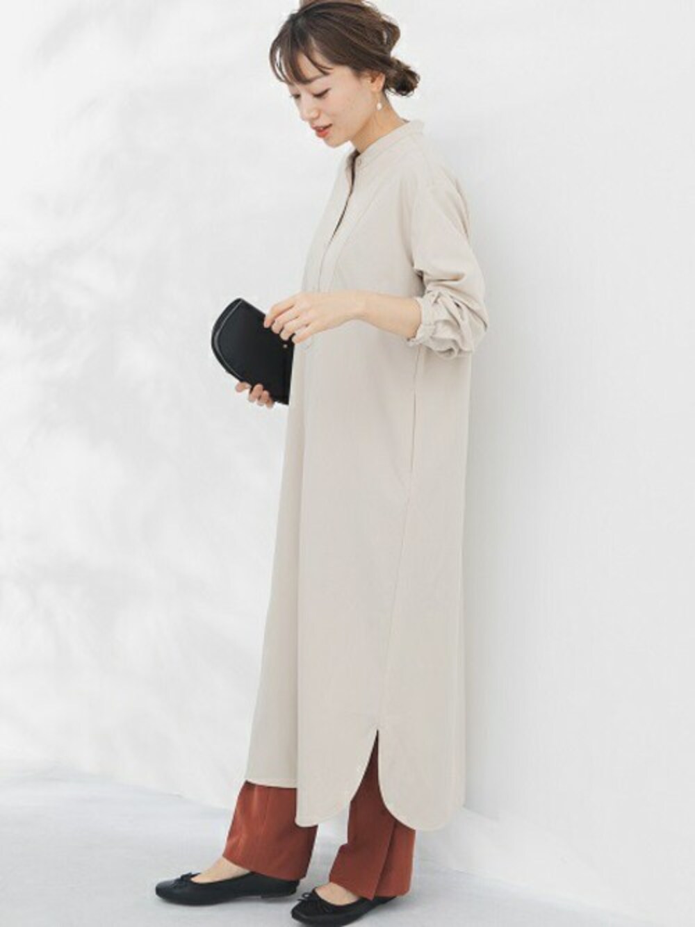 「ワンピース、カラーパンツ、アーバンリサーチ、URBAN RESEARCH、Sonny　Label、スタンドカラーシャツ、センタープレスパンツ、サニーレーベル」｜「URBAN RESEARCH Sonny Labelの【WEB限定】スタンドカラーロングワンピース（ワンピース、ベージュ系）」を使った、ympsanさん（レディース・164cm）の秋コーディネートの1枚目の写真