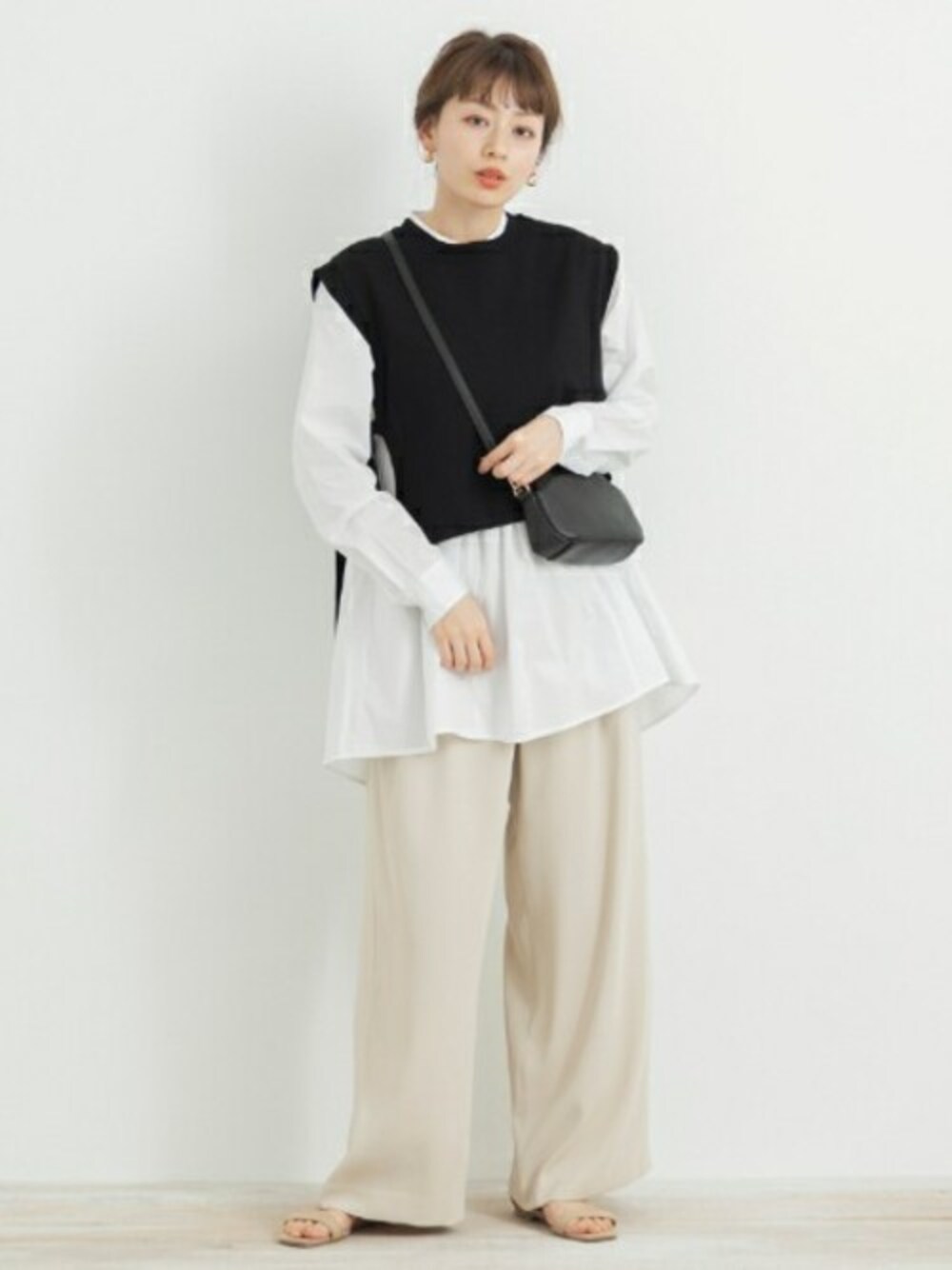 「アーバンリサーチ、ワイドパンツ、ニットベスト、ノーカラーシャツ、URBAN RESEARCH、Sonny　Label、サニーレーベル、ニットベスト×シャツ」｜「URBAN RESEARCH Sonny Labelのアンクルストラップサンダル（サンダル、イエロー系）」を使った、ympsanさん（レディース・164cm）の冬コーディネートの1枚目の写真