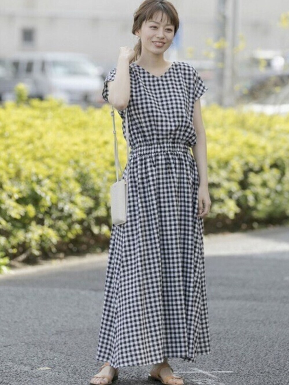 その他のワンピース、グレー系のショルダーバッグを着用したレディースの春コーディネートの1枚目の写真