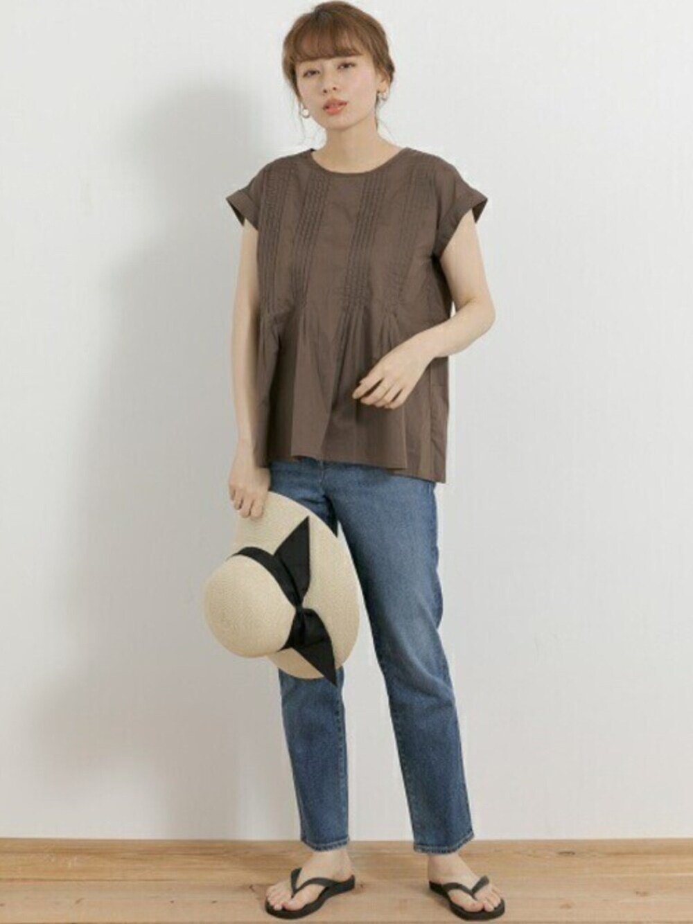 ブラウン系のシャツ/ブラウス、ブラック系のサンダル、ベージュ系のハットを着用したレディースの夏コーディネートの1枚目の写真