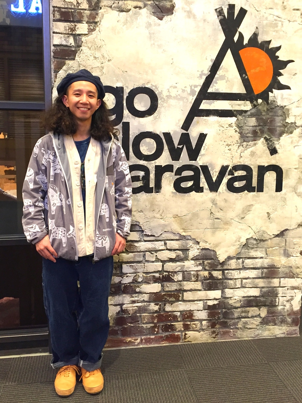 「グレー、ダイバーシティ、goslowcaravan、AOZORA」｜「go slow caravanのDUCK BERET-ダックベレー帽（ハンチング/ベレー帽、ブラック系）」を使った、okuchanさん（メンズ・165cm）の春コーディネートの1枚目の写真