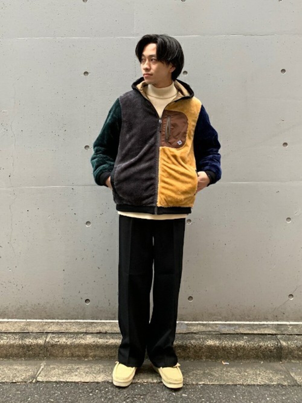 その他のブルゾン、ホワイト系のニット/セーターを着用したメンズの冬コーディネートの1枚目の写真