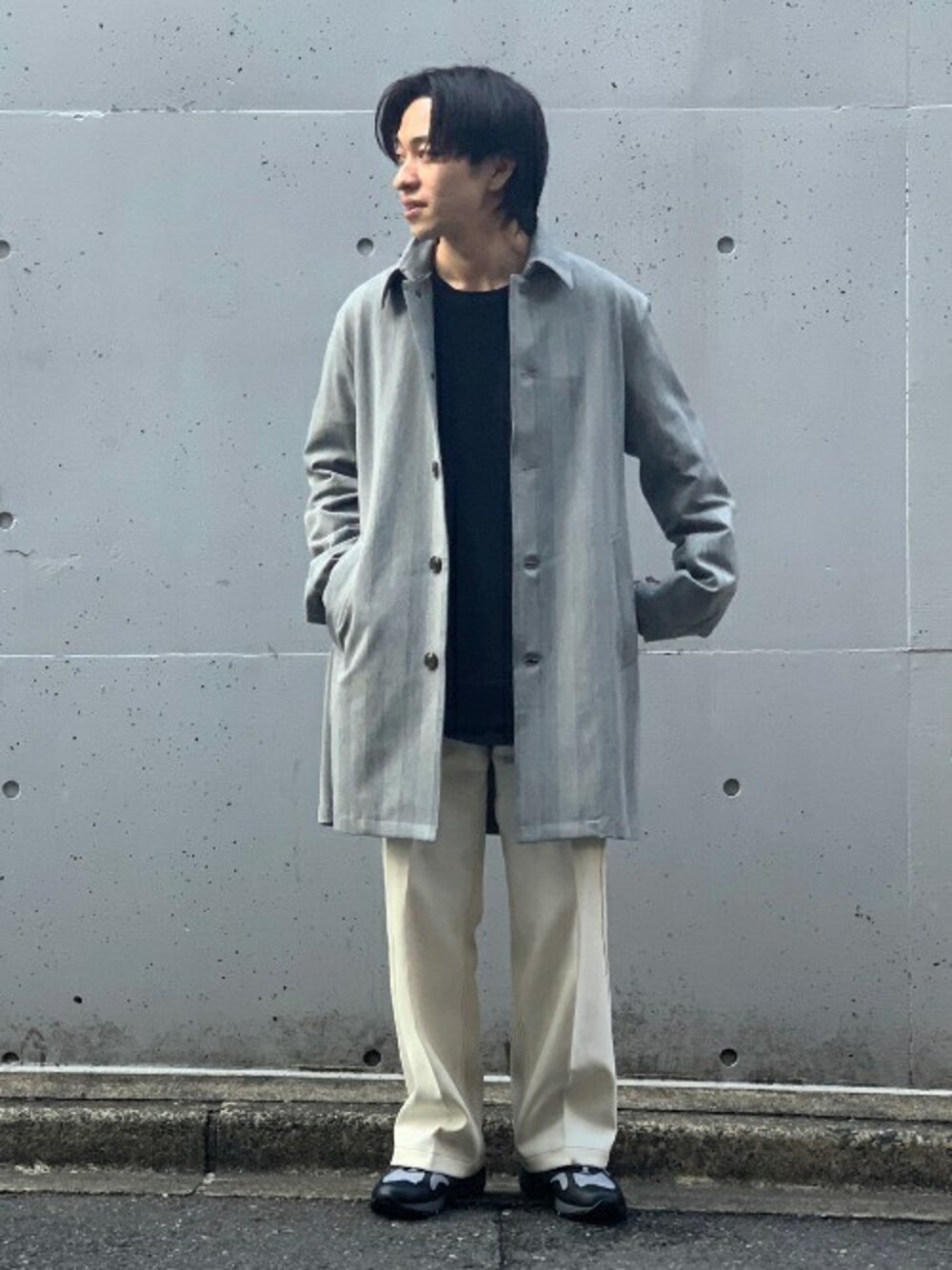 その他のステンカラーコート、ブラック系のスウェット、ブラック系のスニーカーを着用したメンズの冬コーディネートの1枚目の写真