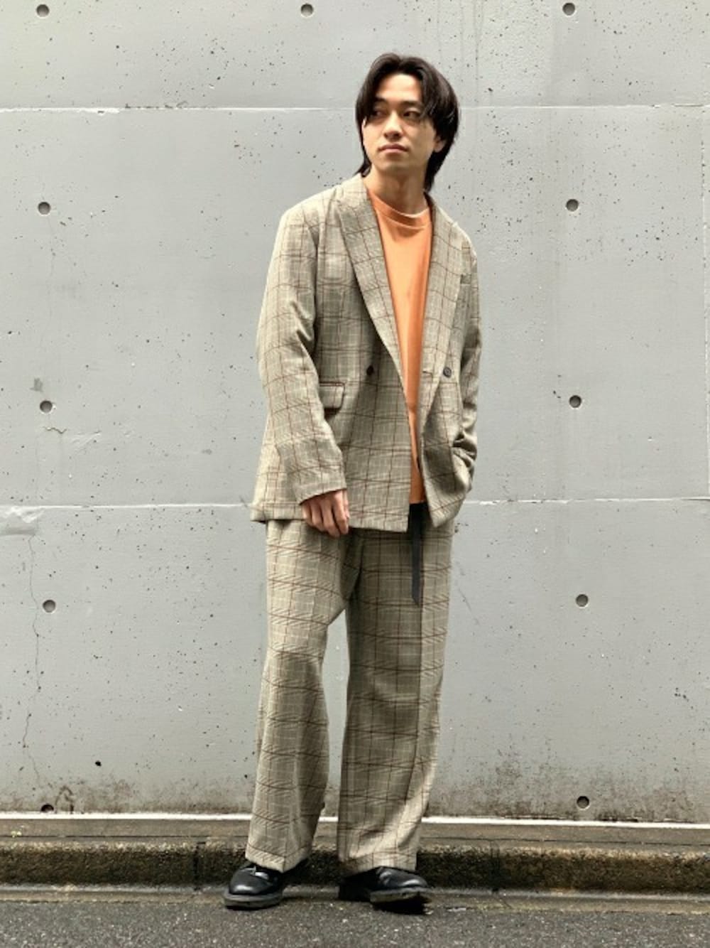 ベージュ系のテーラードジャケット、ベージュ系のスラックス、ピンク系のスウェットを着用したメンズの春コーディネートの1枚目の写真