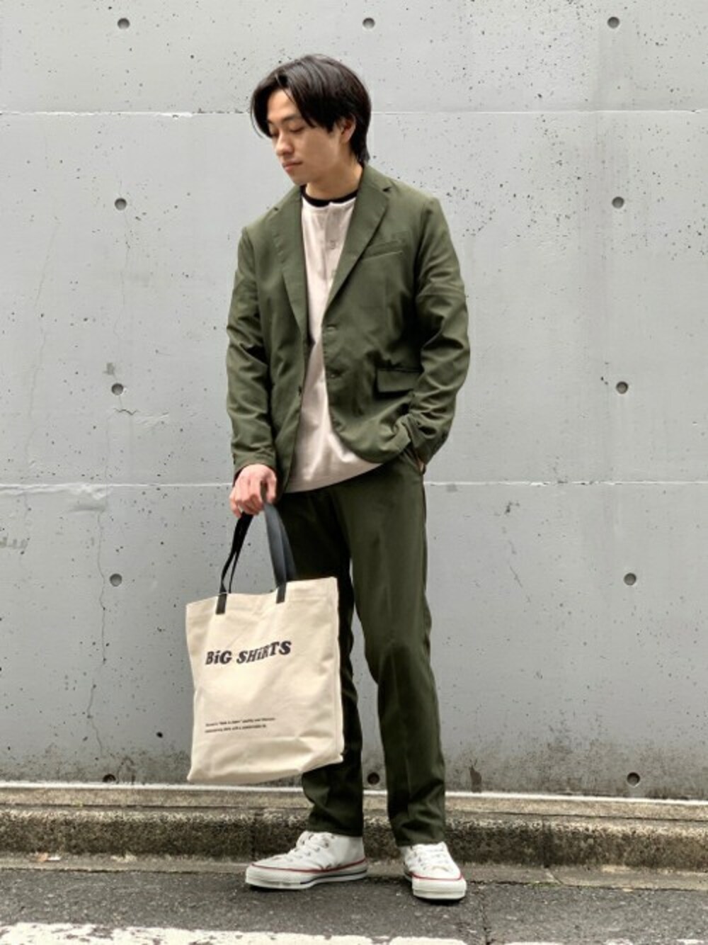 グリーン系のテーラードジャケット、グレー系のTシャツ/カットソー、ホワイト系のトートバッグを着用したメンズの春コーディネートの1枚目の写真