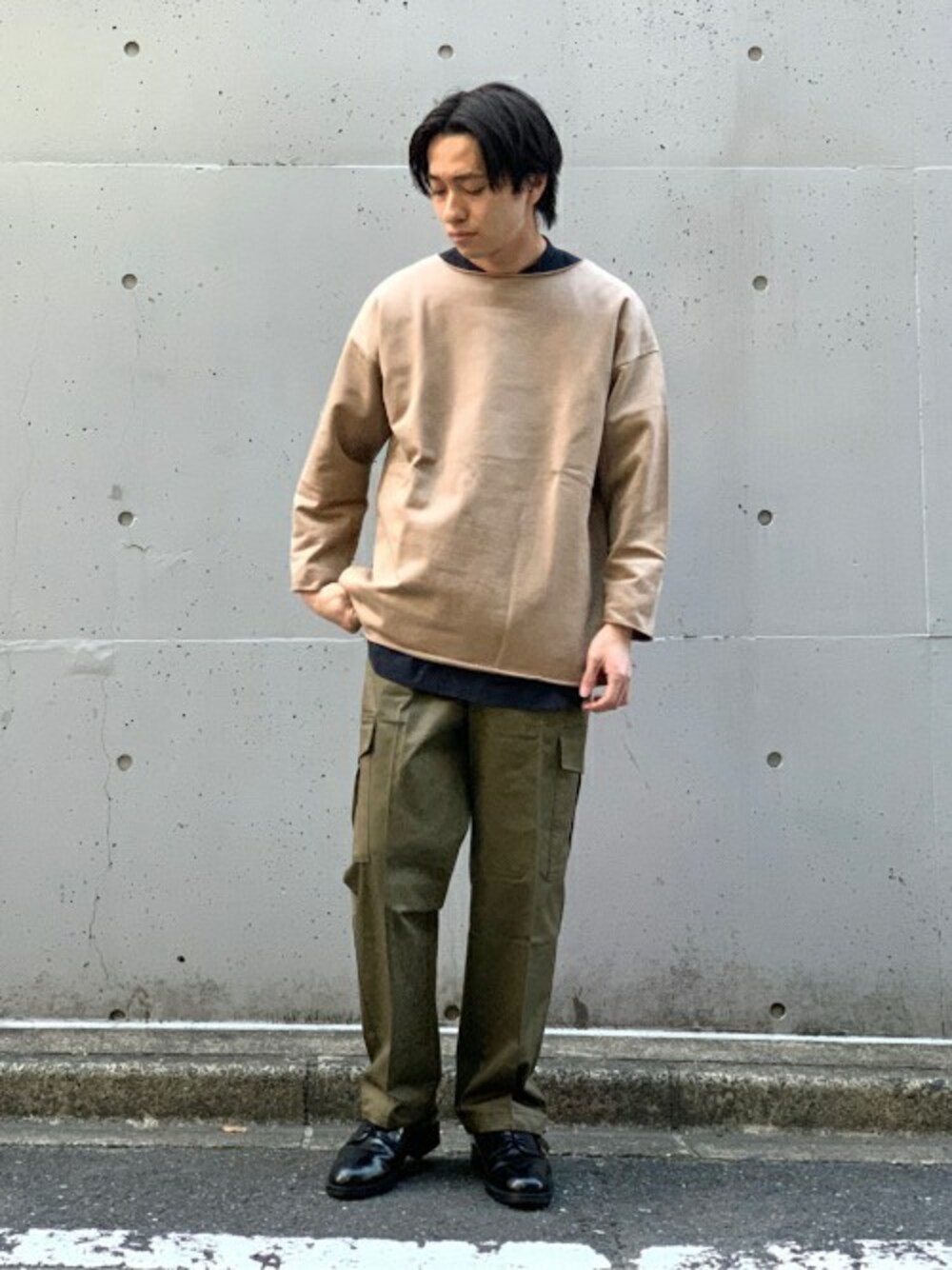 ベージュ系のTシャツ/カットソー、ブルー系のシャツ/ブラウス、グリーン系のその他パンツを着用したメンズの春コーディネートの1枚目の写真