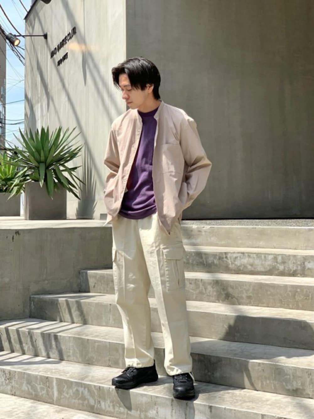 「ベージュ、カーゴパンツ、キレイめ、パープル、きれいめカジュアル、春コーデ、シャツスタイル、夏コーデ、しろパン、417 EDIFICE」｜「417 EDIFICEのCOOL MAX 3ポケット バンドカラーシャツ（シャツ/ブラウス、ベージュ系）」を使った、KIKAWAさん（メンズ・165cm）の春コーディネートの1枚目の写真