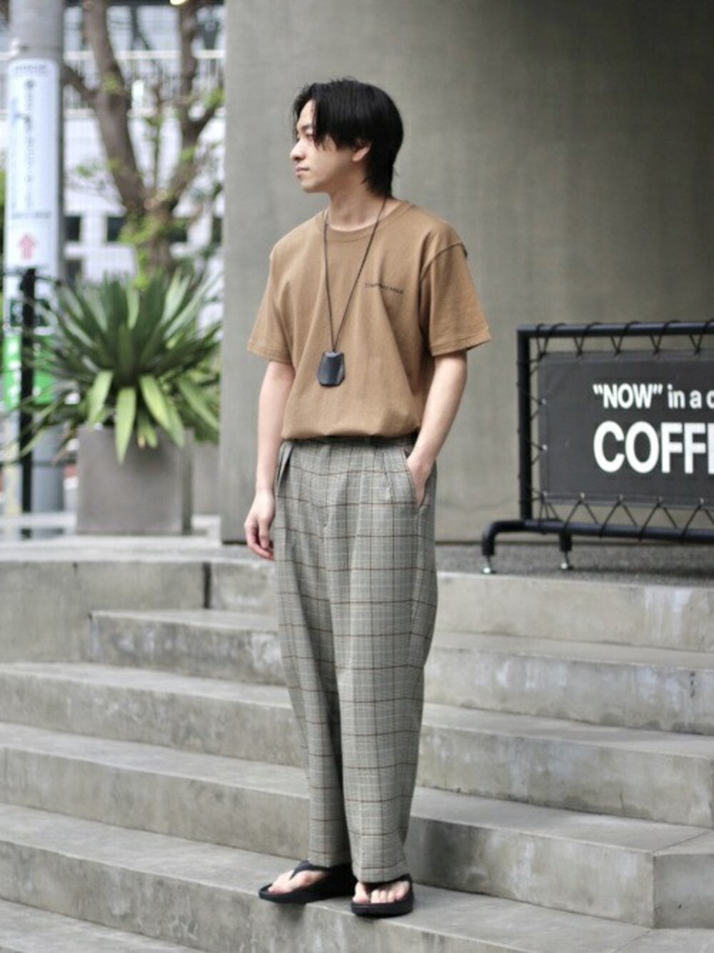 「カジュアル、大人カジュアル、ワイドパンツ、Aライン、タックイン、きれいめカジュアル、春コーデ、カジュアルコーデ、417 by EDIFICE、417 EDIFICE」｜「THOUSAND MILEの【THOUSAND MILE / サウザンド マイル】417別注  BACK MESSAGE PRINT TEE（Tシャツ/カットソー、ベージュ系）」を使った、KIKAWAさん（メンズ・165cm）の春コーディネートの1枚目の写真