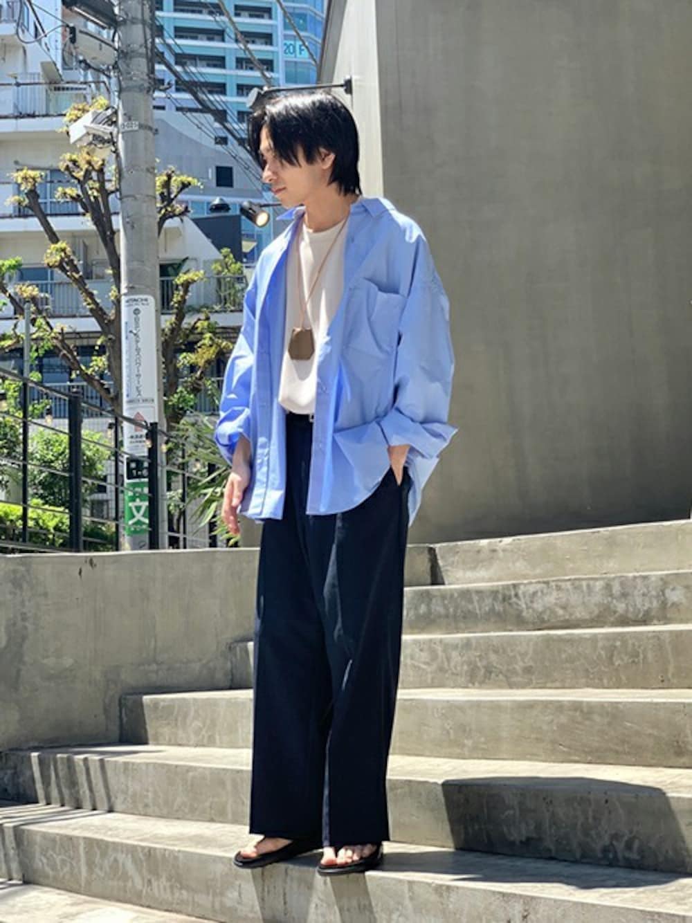 「シャツ、夏、Tシャツ、大人カジュアル、ワイドパンツ、サンダル、大人コーデ、シャツスタイル、夏コーデ、417 EDIFICE」｜「417 EDIFICEの【BIG SHIRTS / ビックシャツ】 REGULAR COLLAR SHIRTS（シャツ/ブラウス、ブルー系）」を使った、KIKAWAさん（メンズ・165cm）の春コーディネートの1枚目の写真
