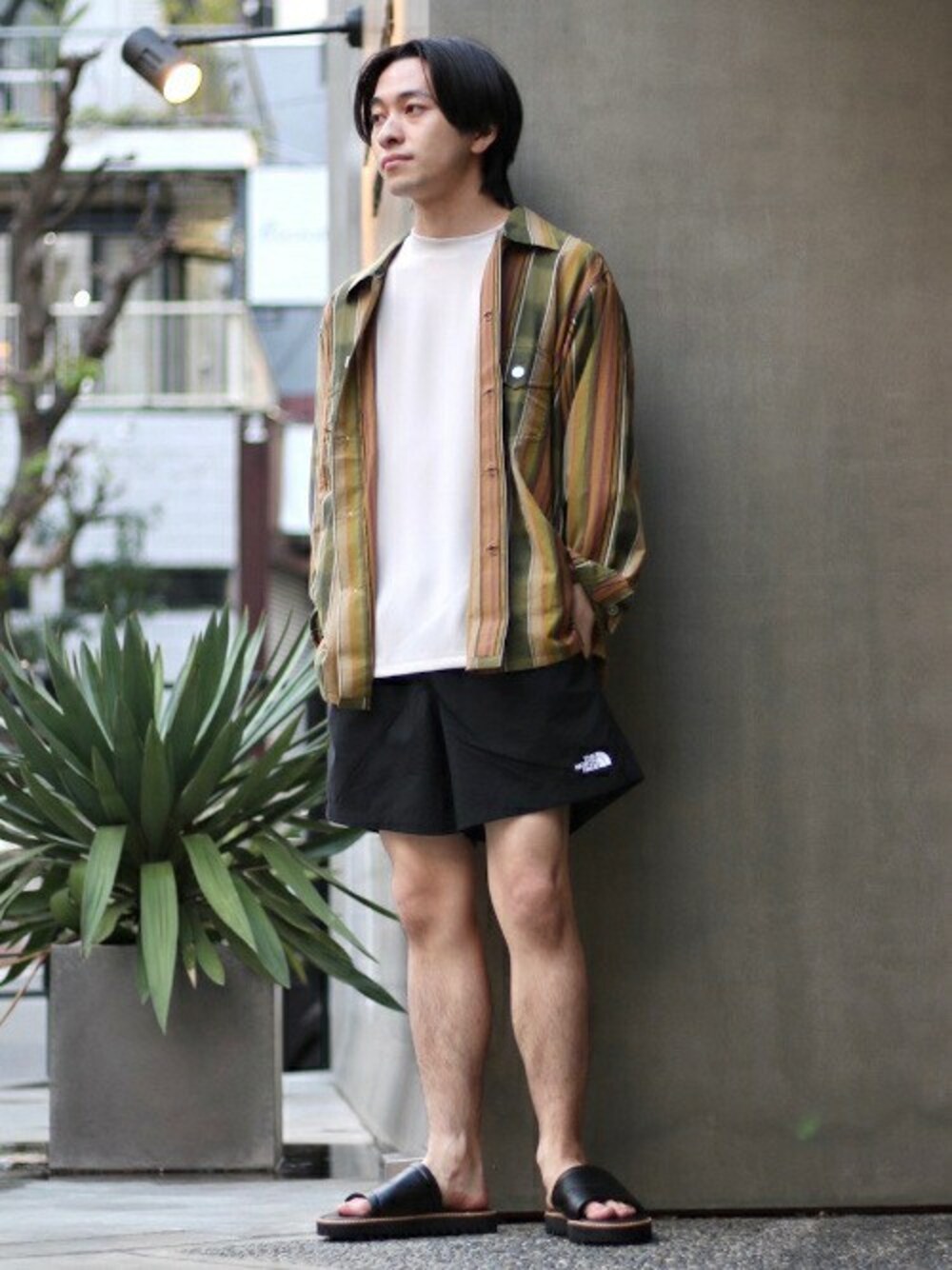 ブラック系のその他パンツ、ベージュ系のTシャツ/カットソーを着用したメンズの夏コーディネートの1枚目の写真