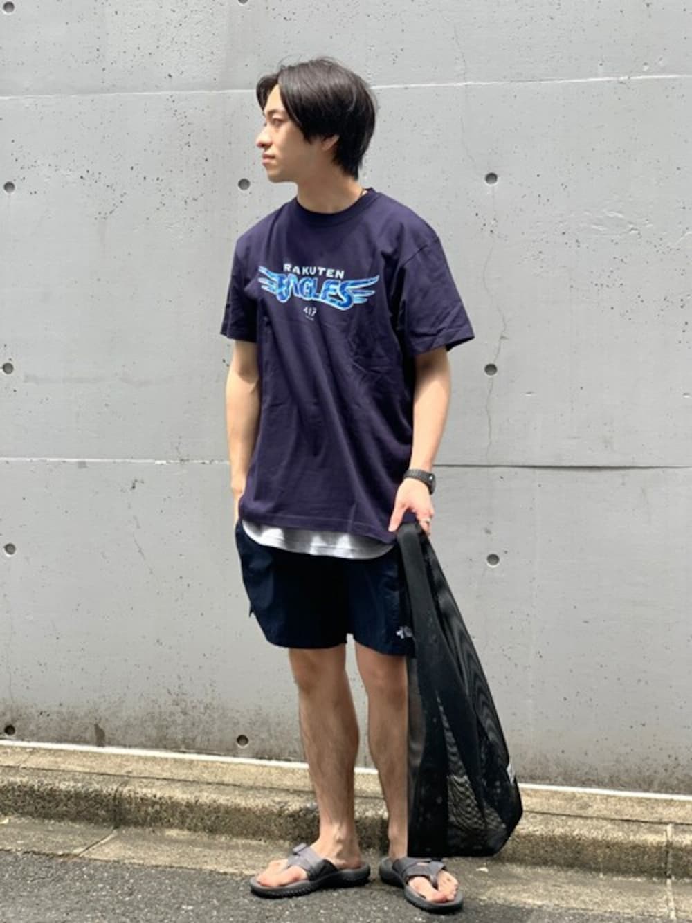 ブルー系のTシャツ/カットソー、グレー系のタンクトップ、ブルー系のその他パンツを着用したメンズの夏コーディネートの1枚目の写真