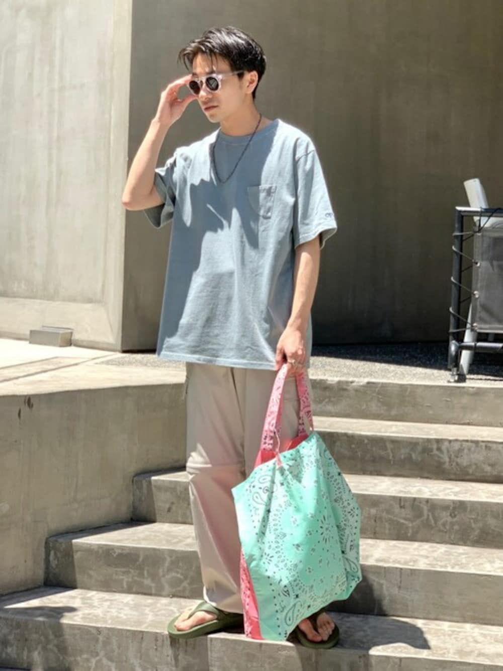 「サングラス、オーバーサイズ、リラックススタイル、シンプルコーデ、夏コーデ、ポケットＴシャツ、Ocean pacific、くすみカラー、417 EDIFICE、oofos」｜「Ocean Pacificの◆【OCEAN PACIFIC / オーシャンパシフィック】417 別注 FIN TEE（Tシャツ/カットソー、ベージュ系）」を使った、KIKAWAさん（メンズ・165cm）の夏コーディネートの1枚目の写真
