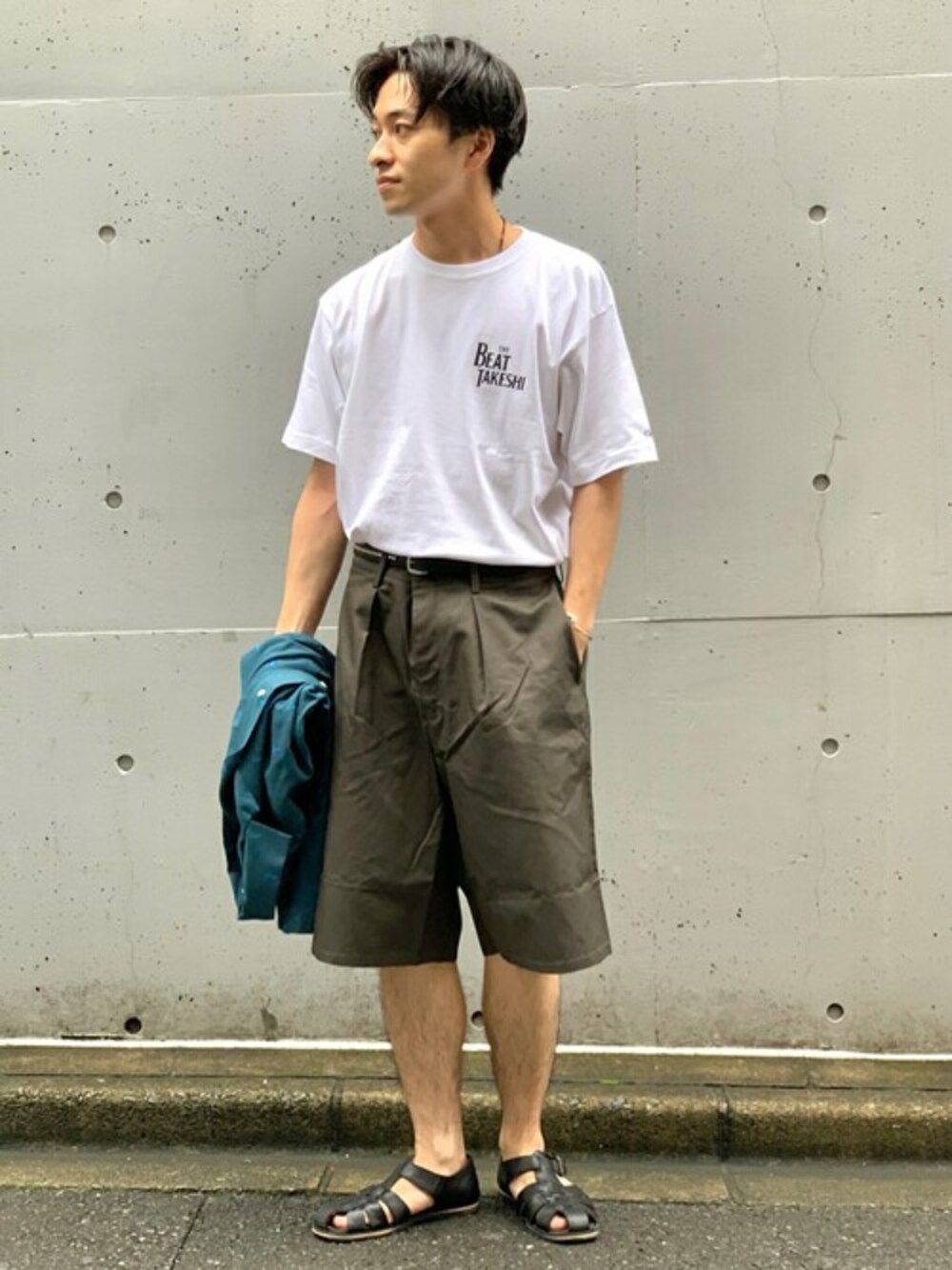 ホワイト系のTシャツ/カットソー、グレー系のその他パンツ、ブラック系のサンダルを着用したメンズの夏コーディネートの1枚目の写真