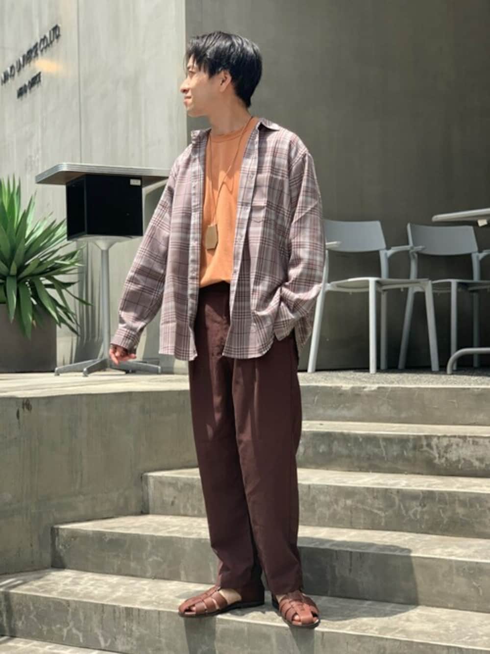 グレー系のシャツ/ブラウス、ブラウン系のシャツ/ブラウス、ピンク系のTシャツ/カットソーを着用したメンズの夏コーディネートの1枚目の写真