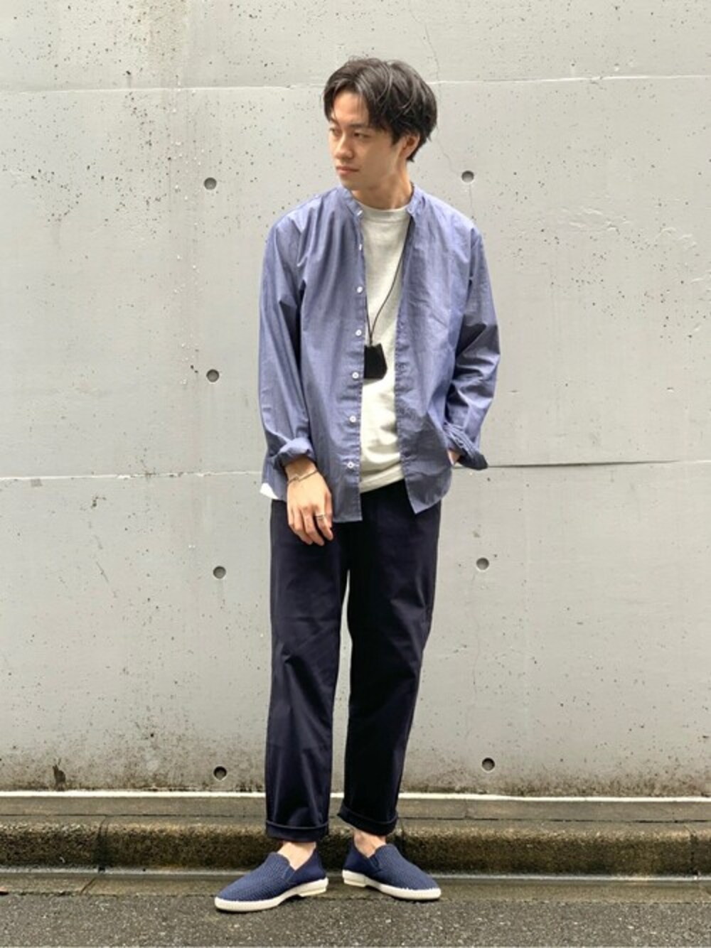 ブルー系のシャツ/ブラウス、ホワイト系のTシャツ/カットソー、ブルー系のスリッポンを着用したメンズの夏コーディネートの1枚目の写真