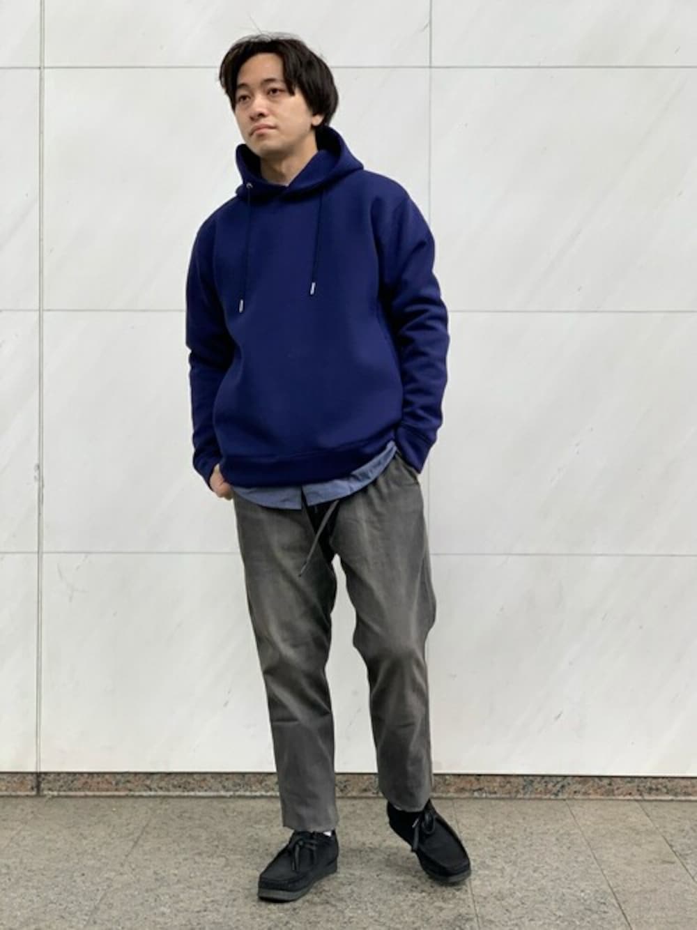 ブルー系のパーカー、ブラック系のデニムパンツ、ブルー系のシャツ/ブラウスを着用したメンズの冬コーディネートの1枚目の写真