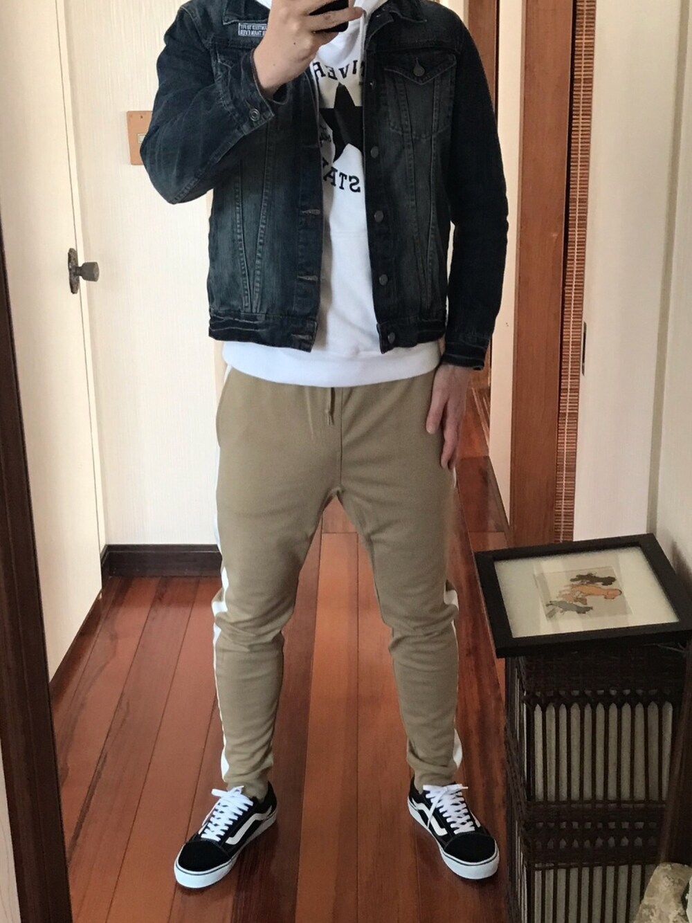 「スウェットパンツ、デニムジャケット、おしゃれさんと繋がりたい、パーカー」｜「BARK MANHATTANのジョガー スウェットパンツ / ラインパンツ  メンズ スエット スリム リブ 細身（スウェットパンツ、ベージュ系）」を使った、山参さん（メンズ・180cm）の冬コーディネートの1枚目の写真
