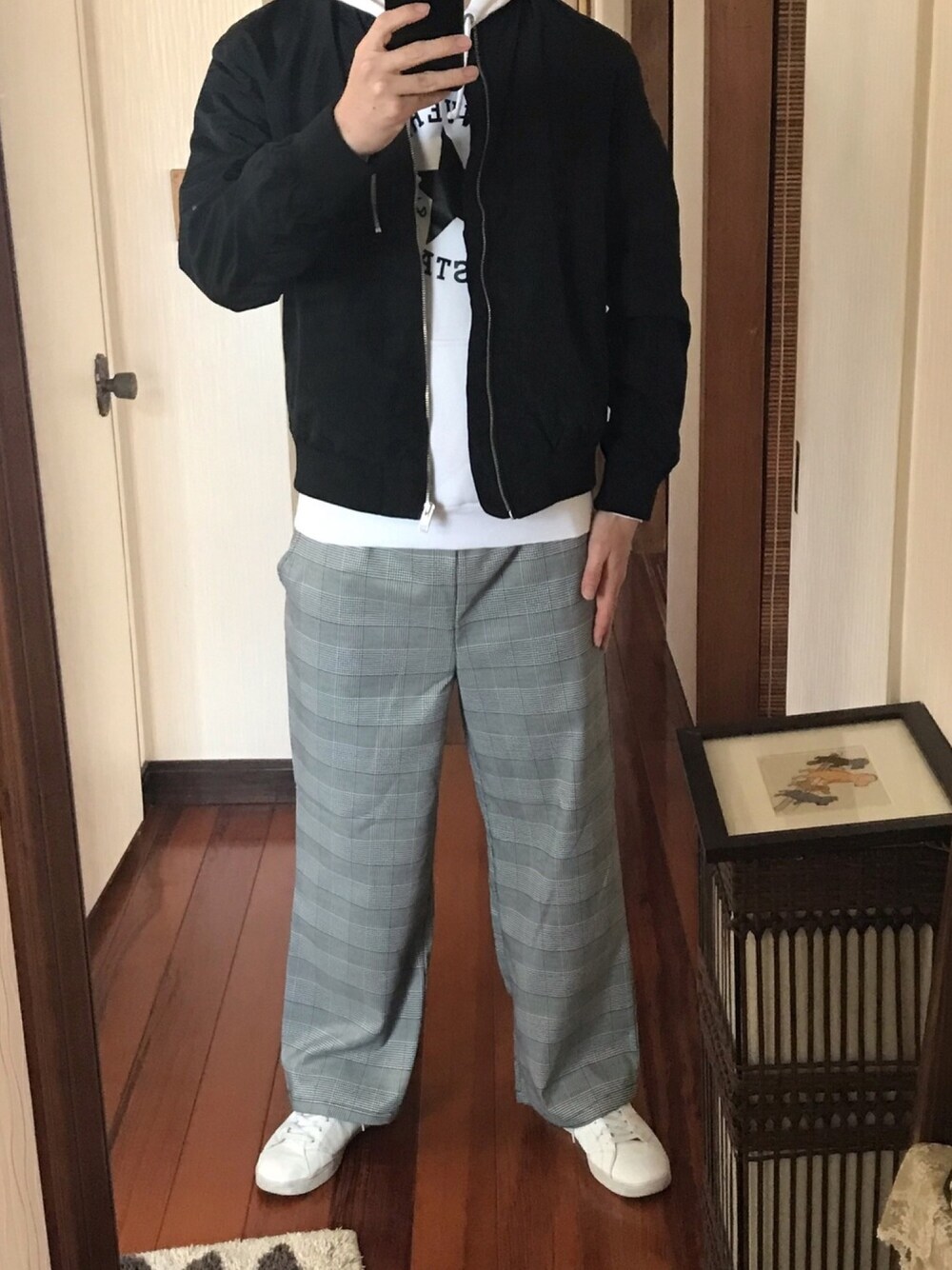 「ワイドスラックス、ナイロンジャケット、パーカー、おしゃれさんと繋がりたい」｜「SPADEのストレッチ T/R ワイドスラックス（その他パンツ、グレー系）」を使った、山参さん（メンズ・180cm）の冬コーディネートの1枚目の写真