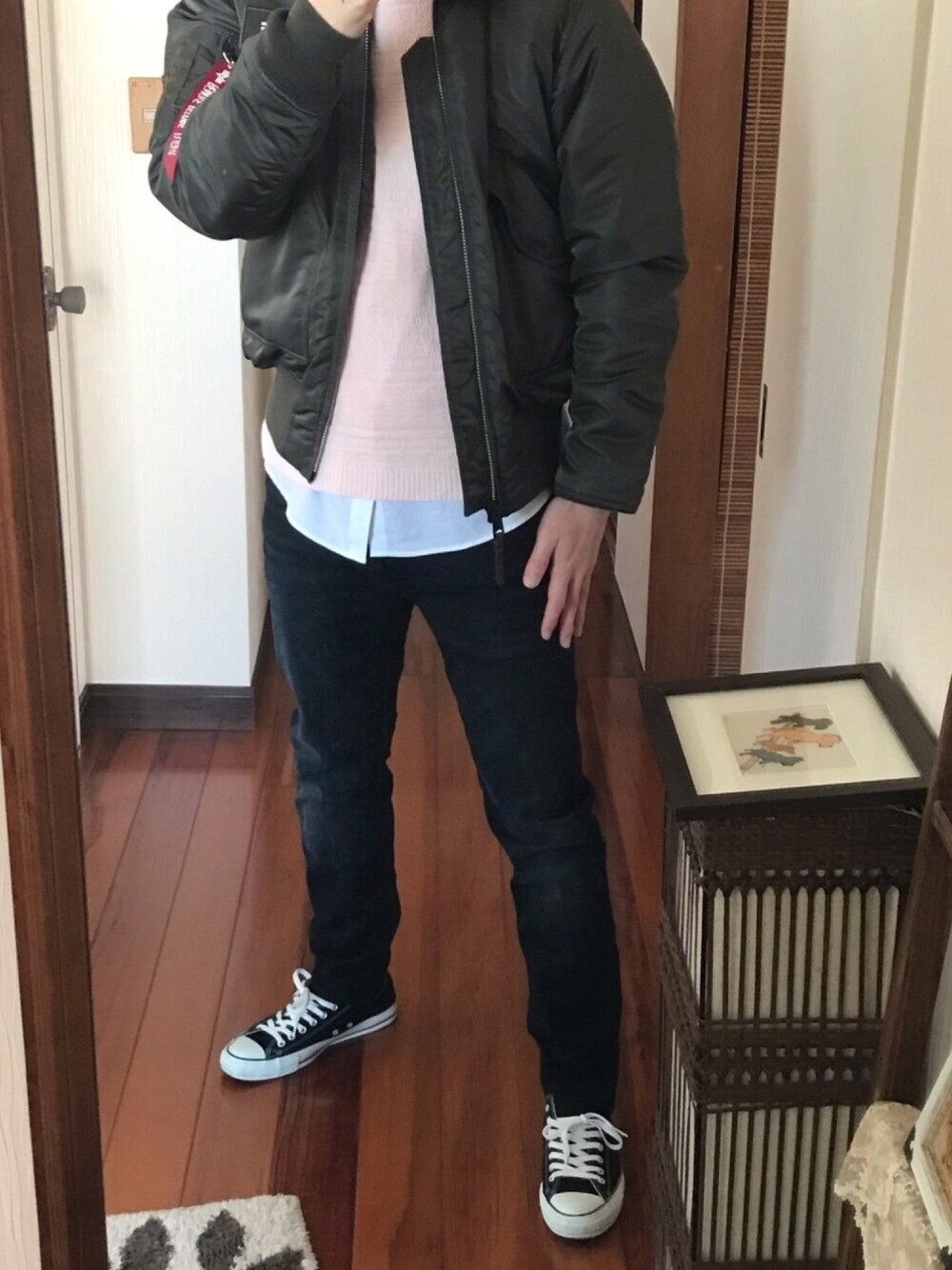 「デニム、ミリタリージャケット、alphaindustries、converse、G-STAR RAW(G-STAR RAW)、おしゃれさんと繋がりたい」｜「CONVERSEのアイテム（スニーカー、ブラック系）」を使った、山参さん（メンズ・180cm）の冬コーディネートの1枚目の写真