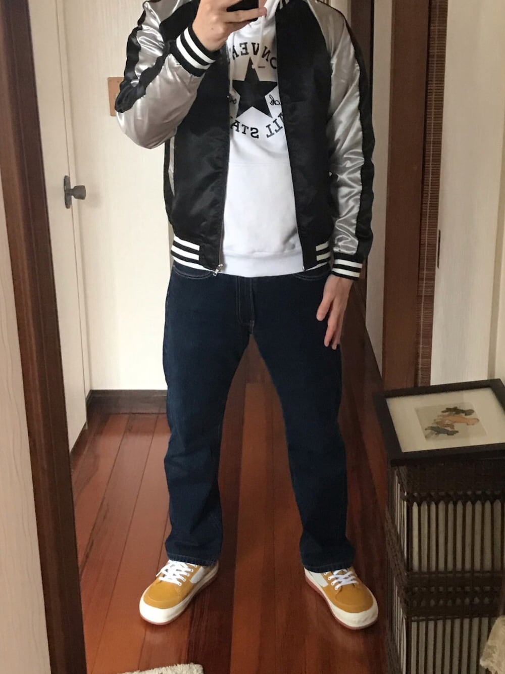 「デニム、Levi's、スカジャン、ノースウェーブ、おしゃれさんと繋がりたい、パーカー」｜「northwaveのアイテム（スニーカー、イエロー系）」を使った、山参さん（メンズ・180cm）の冬コーディネートの1枚目の写真
