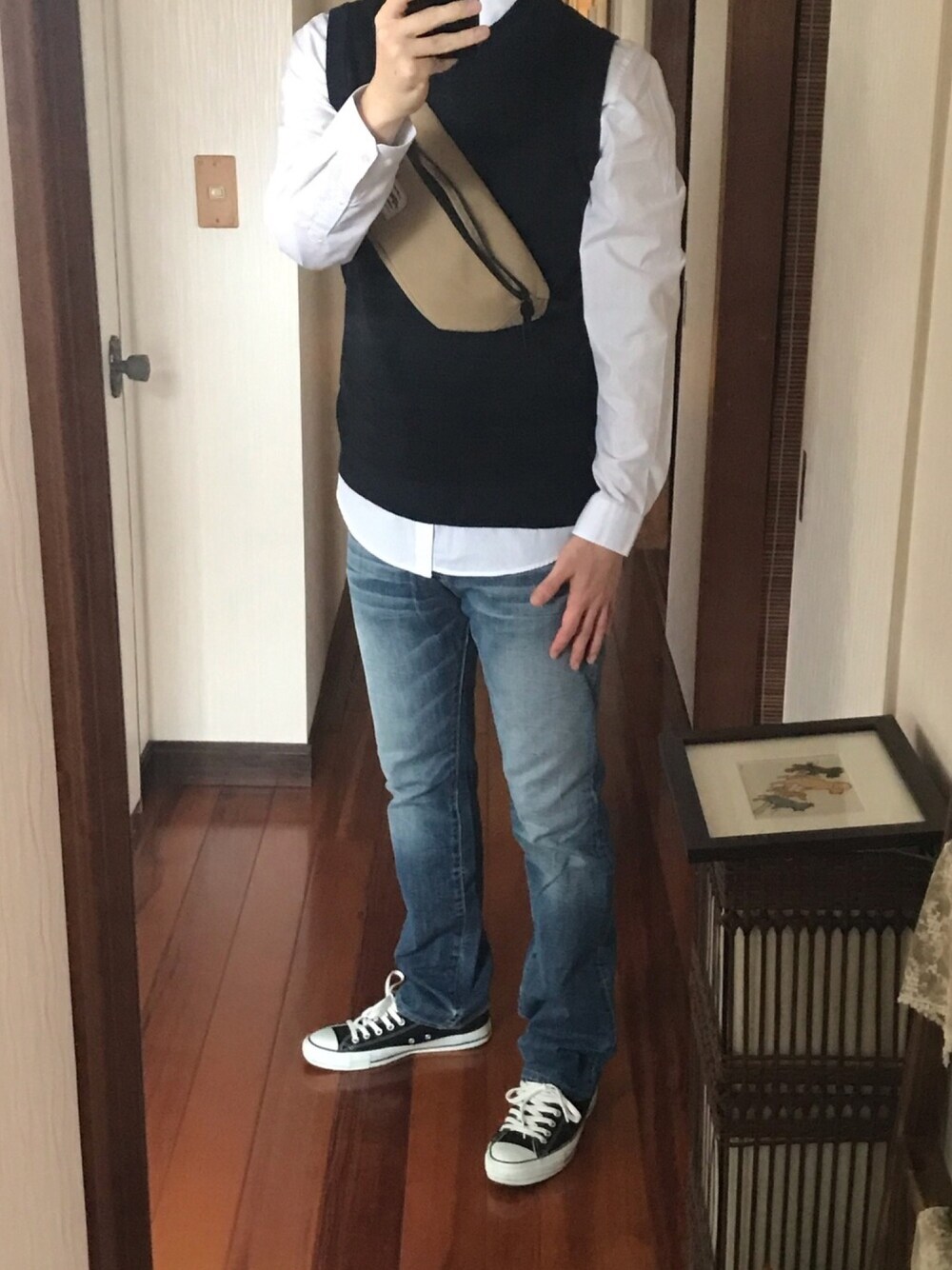 「ニットベスト、デニム、converse、おしゃれさんと繋がりたい」｜「CONVERSEのアイテム（スニーカー、ブラック系）」を使った、山参さん（メンズ・180cm）の春コーディネートの1枚目の写真