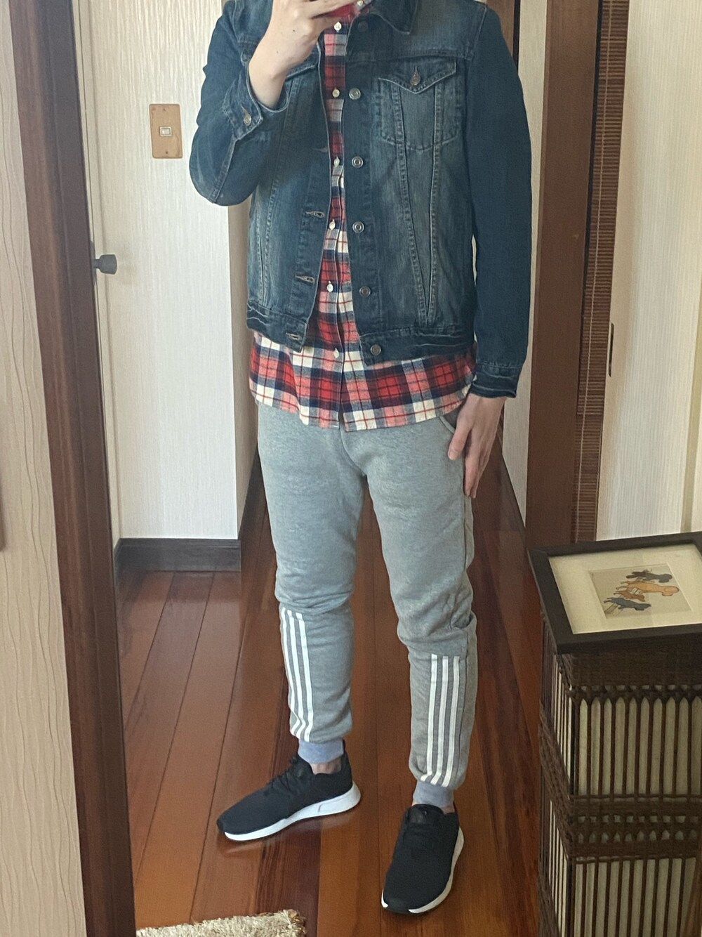 「お洒落さんとつながりたい、スウェットパンツ、adidas、Junred、H&M」｜「JUNREDのアイテム（デニムジャケット、ブルー系）」を使った、山参さん（メンズ・180cm）の冬コーディネートの1枚目の写真