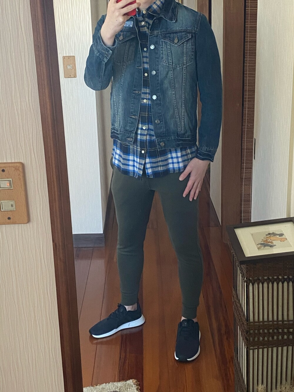 「お洒落さんとつながりたい、スウェットパンツ、H&M、Junred、デニムジャケット」｜「JUNREDのアイテム（デニムジャケット、ブルー系）」を使った、山参さん（メンズ・180cm）の冬コーディネートの1枚目の写真
