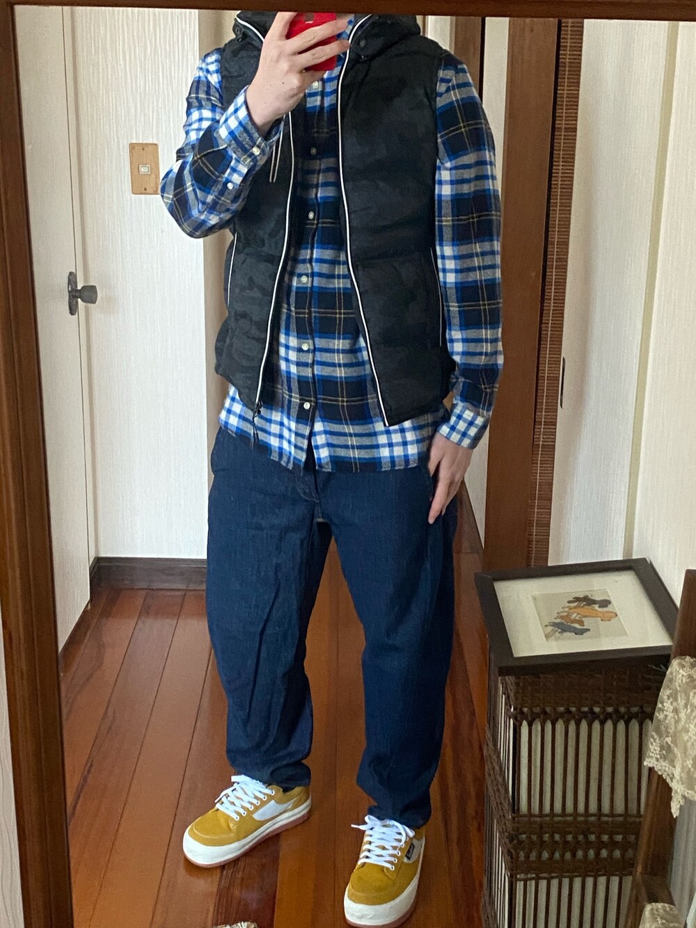 「おしゃれさんと繋がりたい、ダウンベスト、ネルシャツ、デニム、H&M、Levi's、NorthWave」｜「VENCEEXCHANGEのTCフード中綿ベスト（ダウンベスト、ブラック系）」を使った、山参さん（メンズ・180cm）の冬コーディネートの1枚目の写真