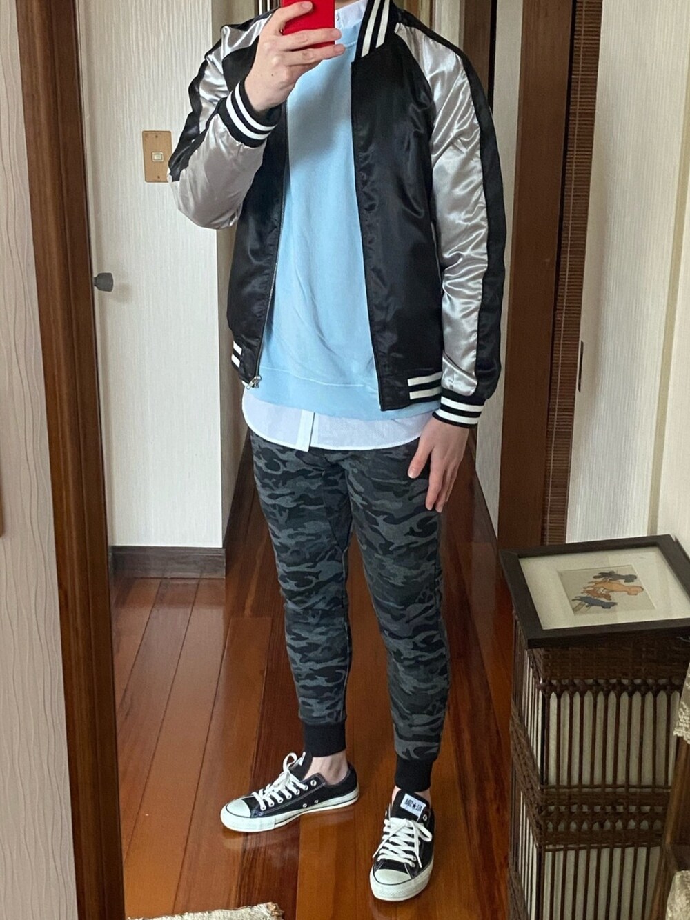 「おしゃれさんと繋がりたい、スカジャン、スウェットパンツ、converse」｜「ZIP FIVEのアイテム（スカジャン、ブラック系）」を使った、山参さん（メンズ・180cm）の冬コーディネートの1枚目の写真