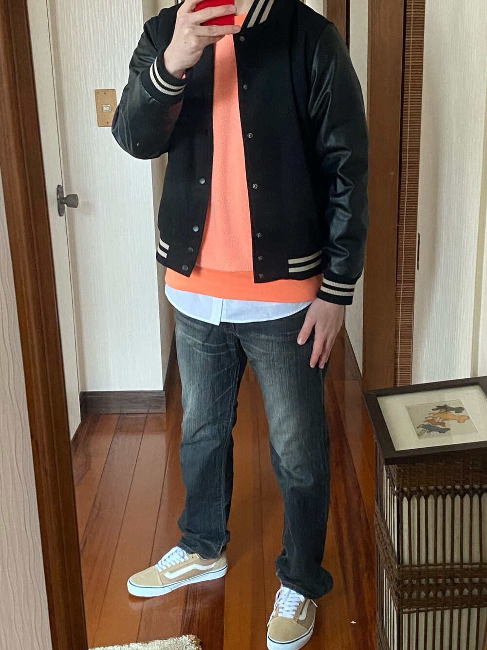「おしゃれさんと繋がりたい、スウェット、スタジャン、デニム、EDWIN、VANS」｜「vallettaのアイテム（スタジャン、ブラック系）」を使った、山参さん（メンズ・180cm）の冬コーディネートの1枚目の写真