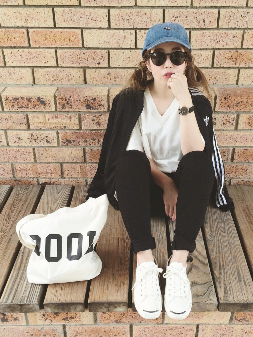 「シンプル、ootd、black、スポーツミックス、雨の日コーデ、ジャージ、コンバース、ラフ、ブラック、converse」｜「adidasの【adicolor】オリジナルス トラックトップジャージ[SUPERGIRL TRACK TOP]（ジャージ、ブラック系）」を使った、o...さん（レディース・158cm）の夏コーディネートの1枚目の写真