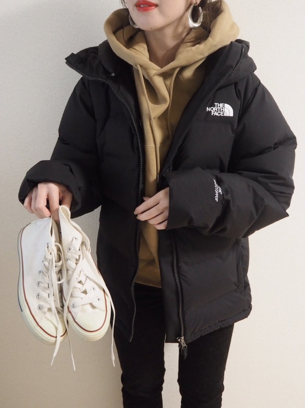「ダウンジャケット、ノースフェイス、THE NORTH FACE、zozoデニム、スニーカー、コンバース、チョコ色に染まれ、お洒落さんとつながりたい、着回しコーデ、シンプルコーデ」｜「unfilの【unfil】コットンテリー 裏毛フーディ WOMEN（パーカー、イエロー系）」を使った、o...さん（レディース・157cm）の冬コーディネートの1枚目の写真