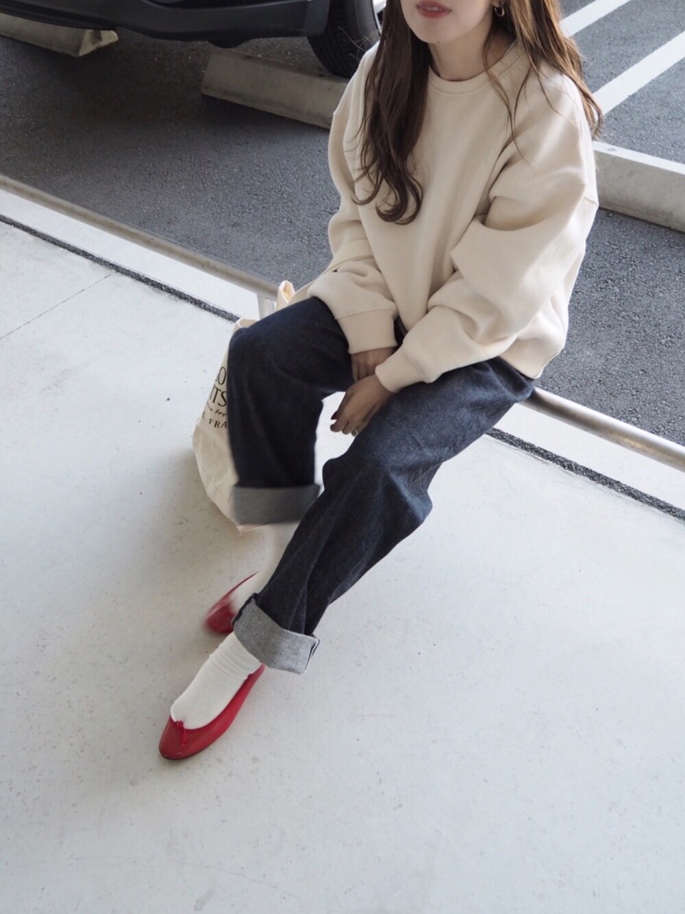 「カジュアル、今日のコーデ、ラフ、いいね、save、フォローお願いします🤑、repetto、パンツスタイル、ワイドパンツ、スウェット、dholic、冬コーデ」｜「ANATOMICAの【ANATOMICA】別注 618 MARILYN （デニムパンツ、ブルー系）」を使った、o...さん（レディース・157cm）の冬コーディネートの1枚目の写真