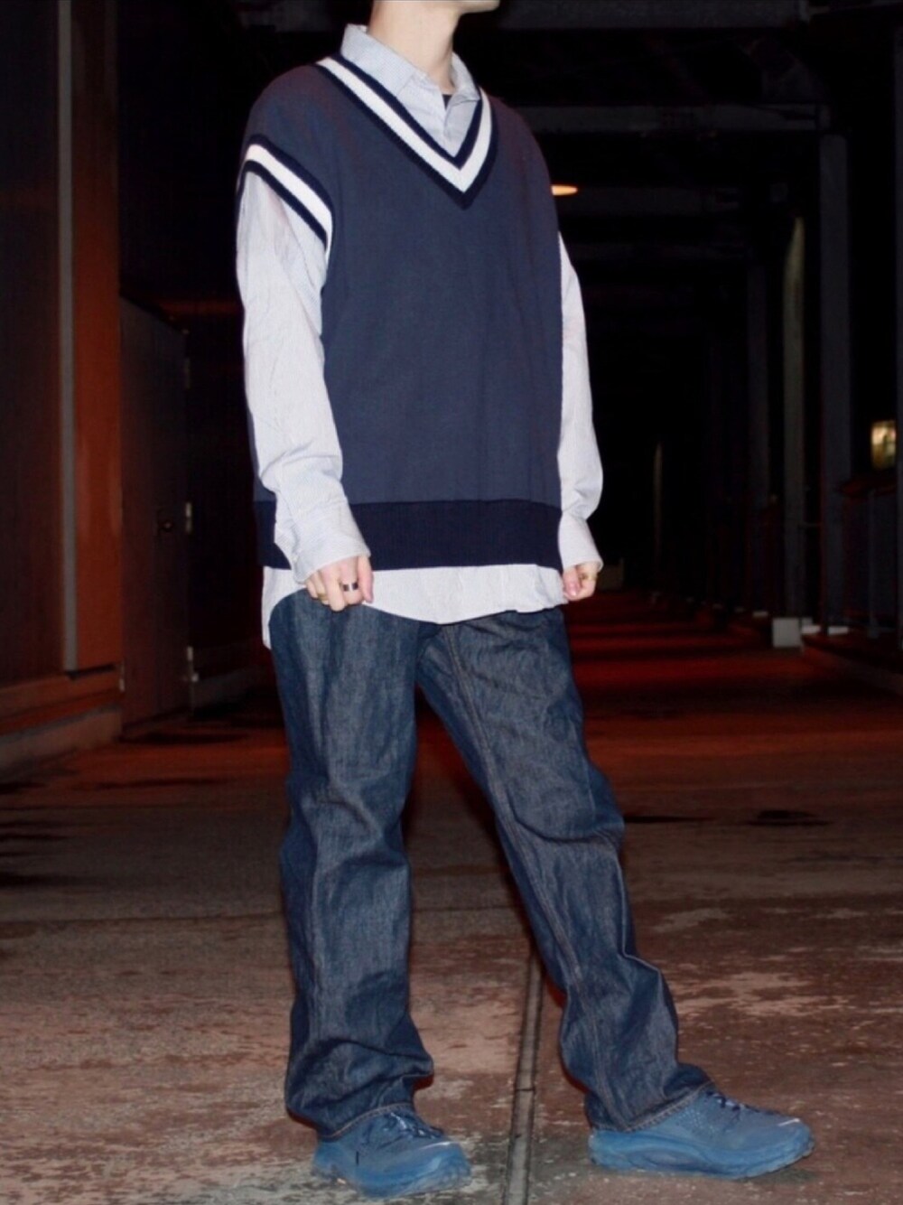 ホワイト系のシャツ/ブラウス、ブルー系のベスト、ブルー系のデニムパンツを着用したメンズの春コーディネートの1枚目の写真