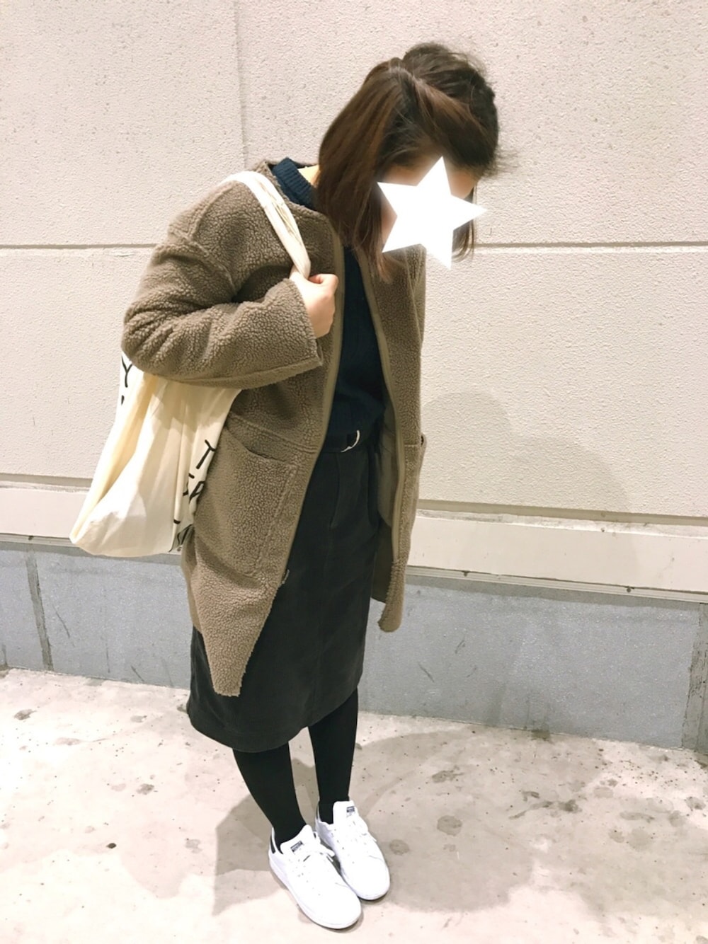 「大人カジュアル、ファーコート、プチプラ、タイトスカート、スタンスミス、ニット、スプリングSENSEOFPLACE」｜「PAGEBOYのコーディロイタックリボンスカート（スカート、グレー系）」を使った、chocotan＊さん（レディース・162cm）の冬コーディネートの1枚目の写真