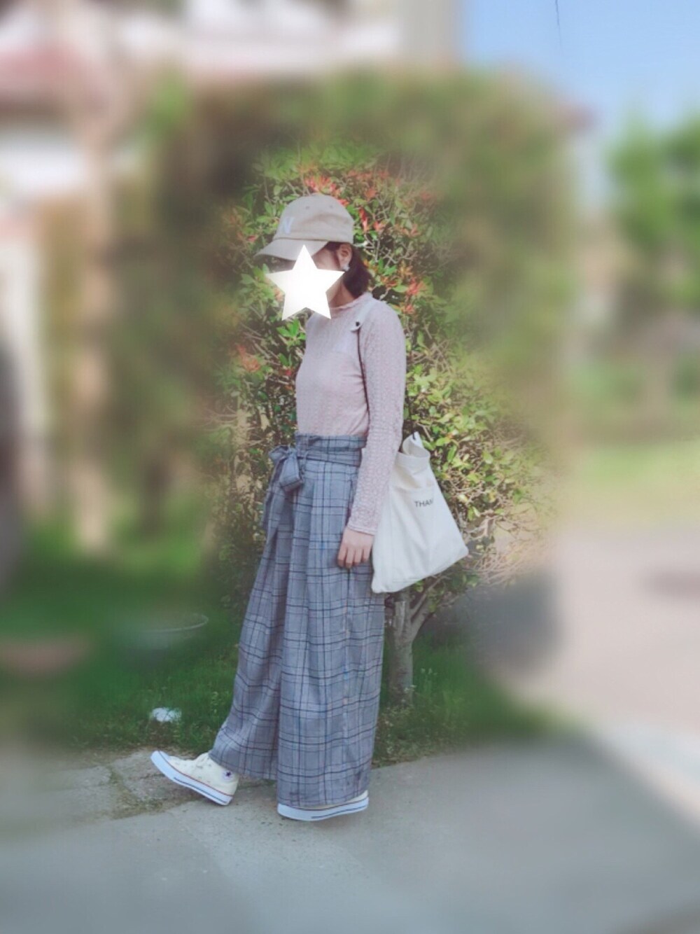 「アイラブメンズライク、レーストップス、グレンチェック、ワイドパンツ、コンバース、キャップ、プチプラ、休日スタイル、オトナカジュアル」｜「mysty womanのグレンチェック柄ベルト付ワイドパンツ（その他パンツ、グレー系）」を使った、chocotan＊さん（レディース・162cm）の春コーディネートの1枚目の写真
