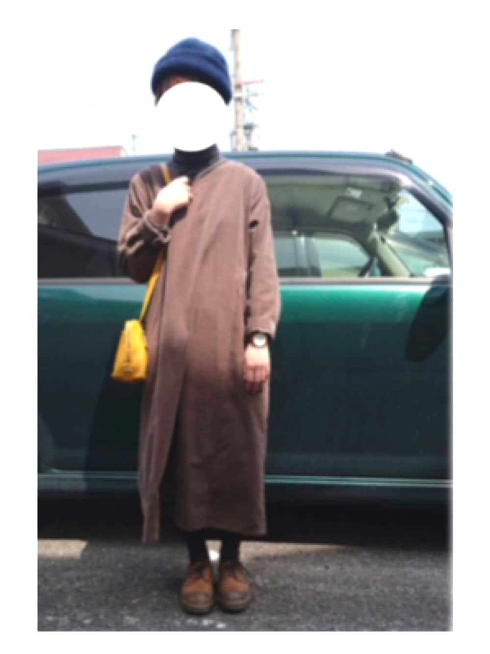 ブラウン系のワンピース、イエロー系のショルダーバッグ、ブラウン系のシューズを着用したレディースの春コーディネートの1枚目の写真