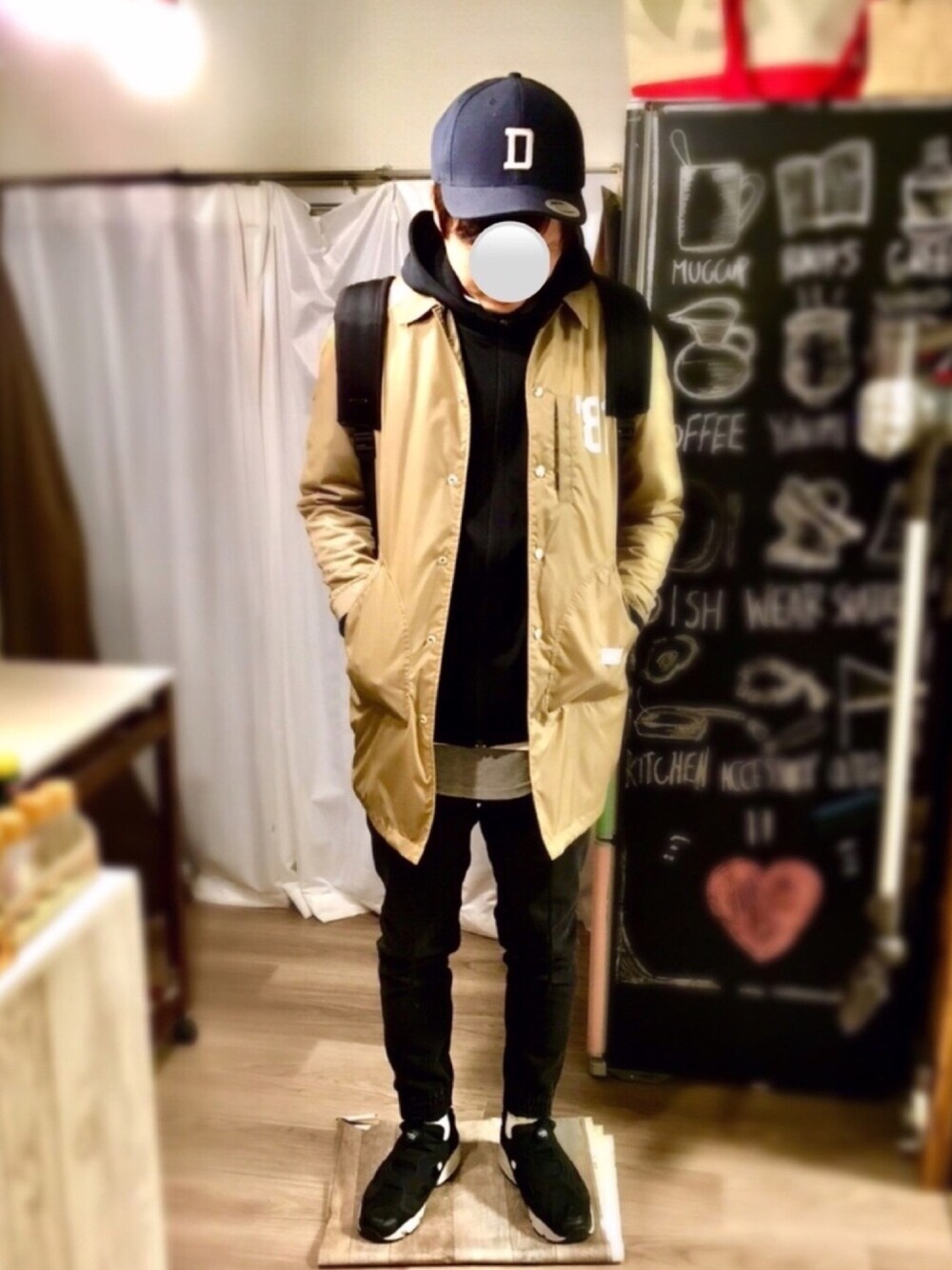 ベージュ系のブルゾン、ブラック系のパーカー、グレー系のタンクトップを着用したメンズの冬コーディネートの1枚目の写真