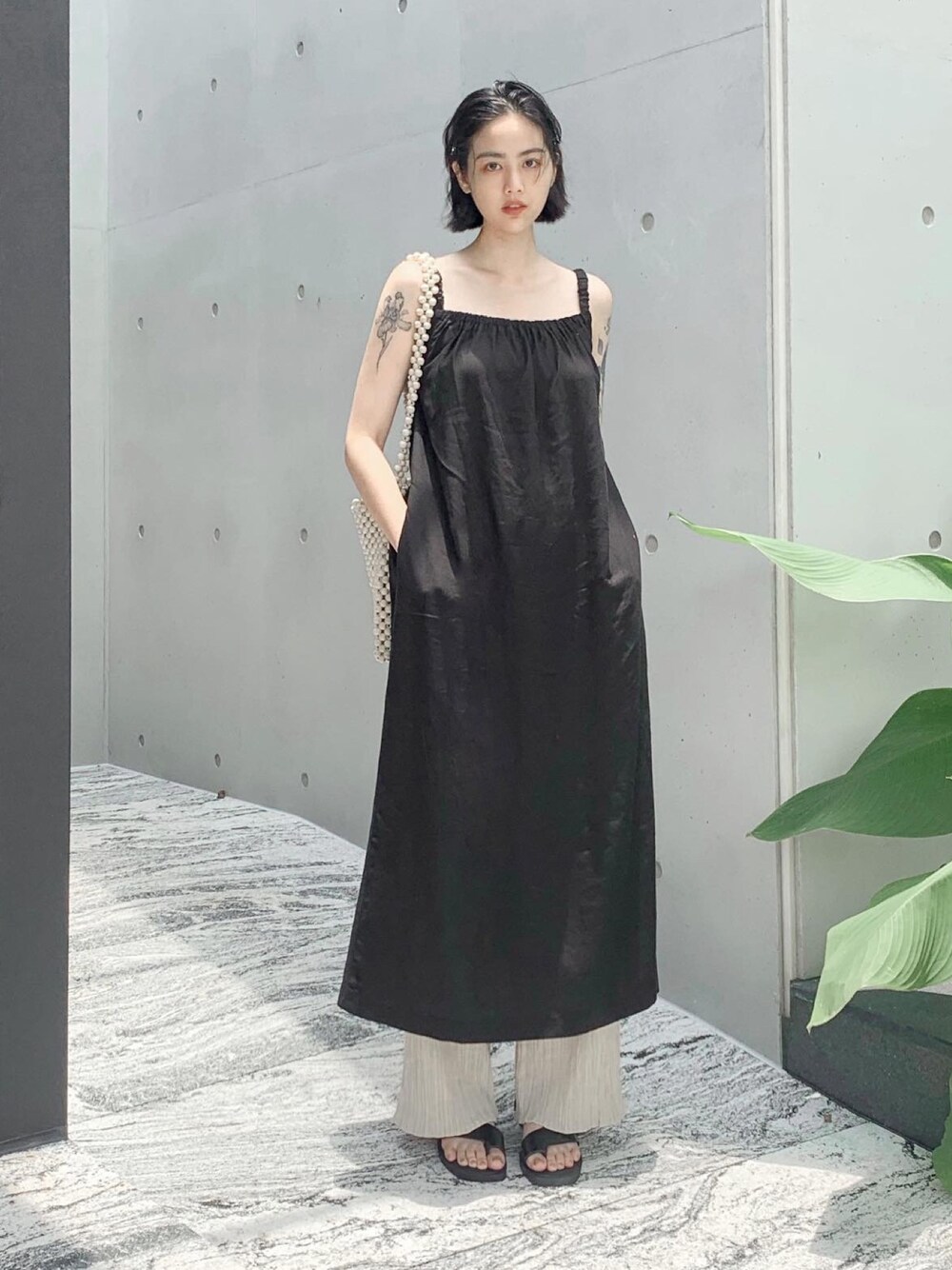 「no brandのアイテム（ジャンパースカート、ブラック系）」を使った、Ting Jianさん（レディース・160cm）の夏コーディネートの1枚目の写真