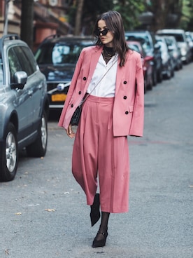 「tibi（ティビ）のアイテム（パンツ）」を使った、Yulia F. Kirpalaniさん（レディース・175cm）の秋コーディネート