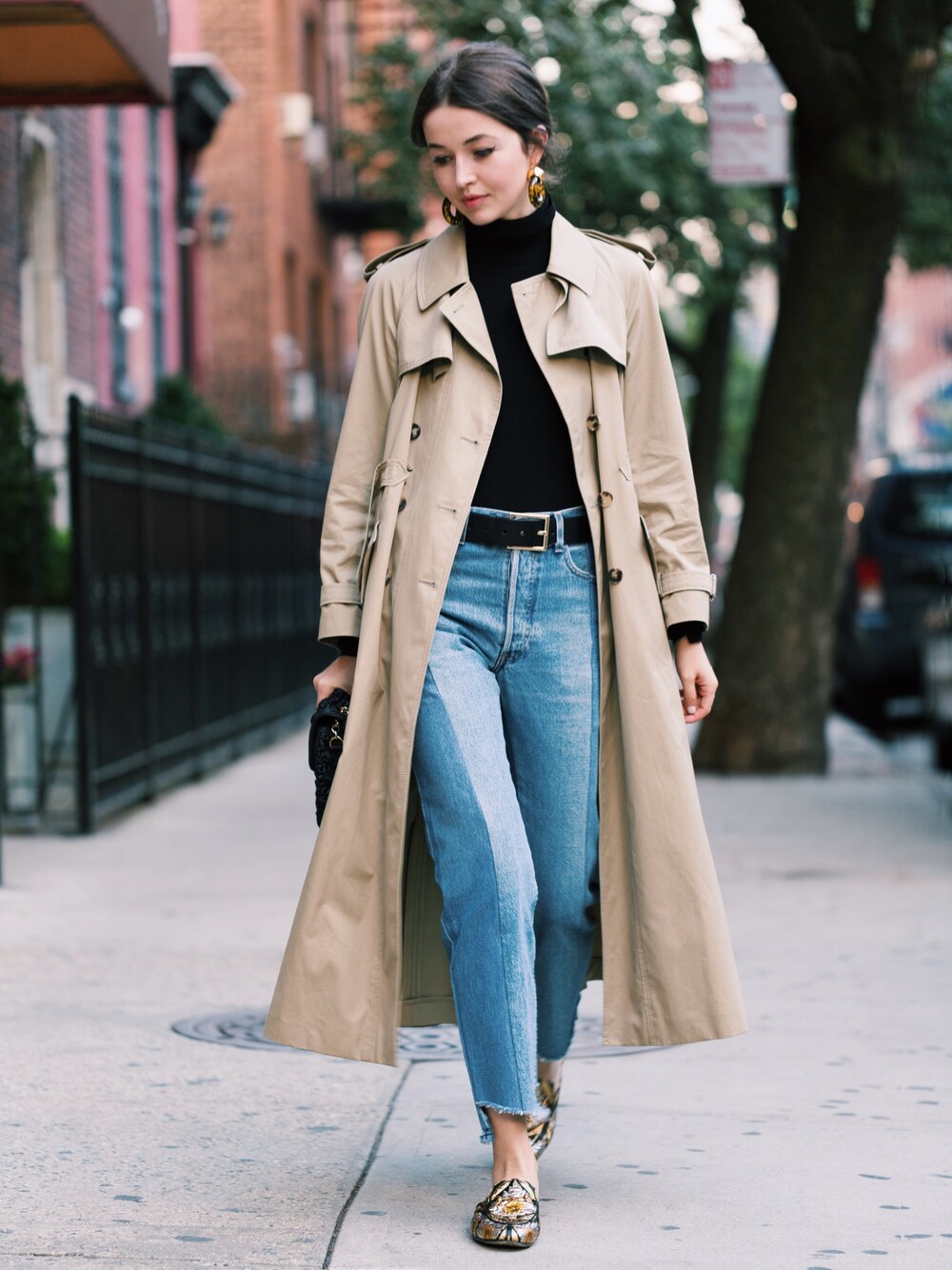 「GUCCI、trench coat、earrings、statement、denim、ootd、fall、longcoat、chic、STYLE」｜「GUCCIのアイテム（スリッポン、その他）」を使った、Yulia F. Kirpalaniさん（レディース・175cm）の秋コーディネートの1枚目の写真