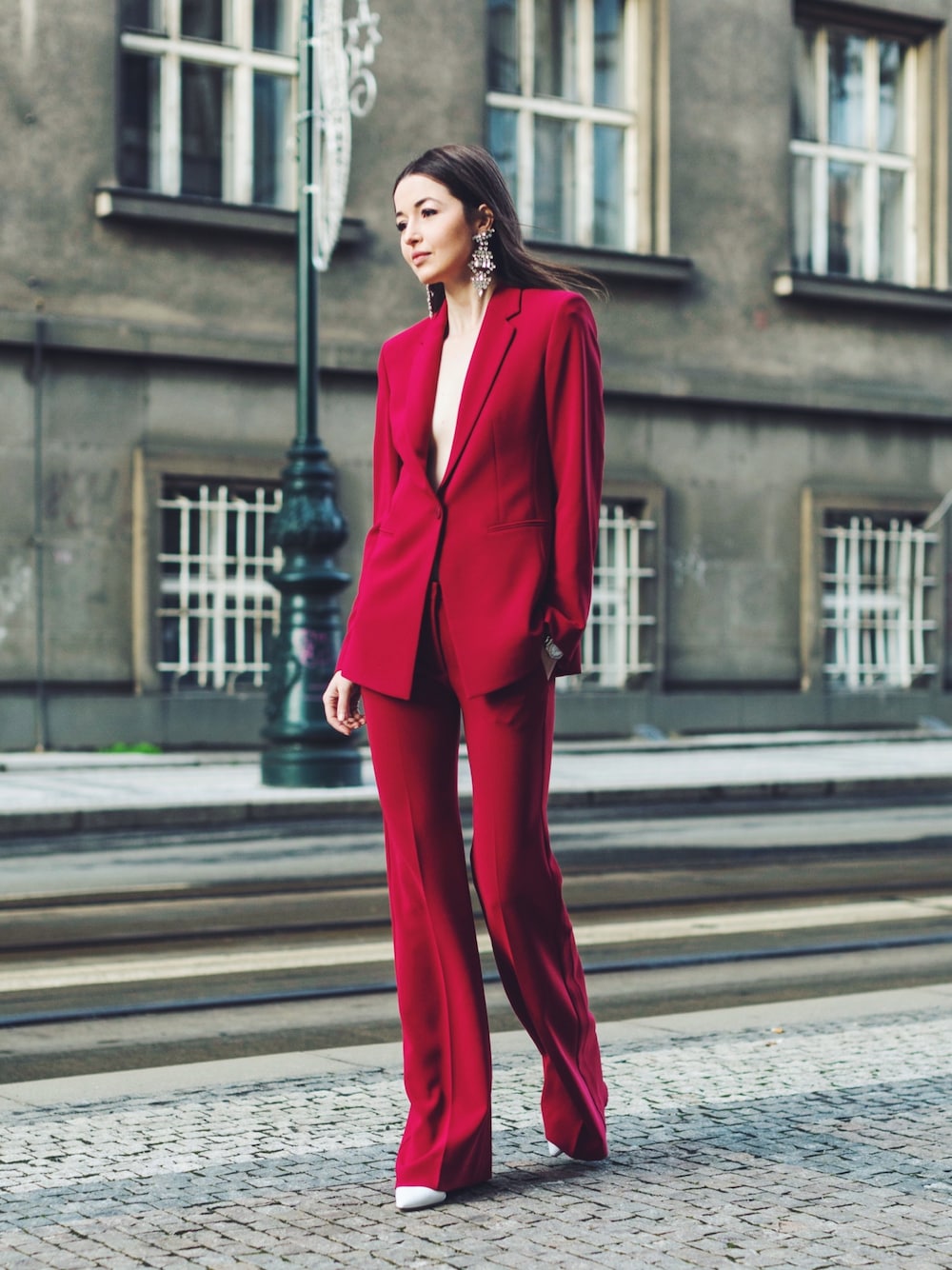 「ootd、wiwt、PARTY、chic、classic、Suit、streetstyle、red、night、streetfashion」｜「theoryのアイテム（スーツジャケット、レッド系）」を使った、Yulia F. Kirpalaniさん（レディース・175cm）の冬コーディネートの1枚目の写真